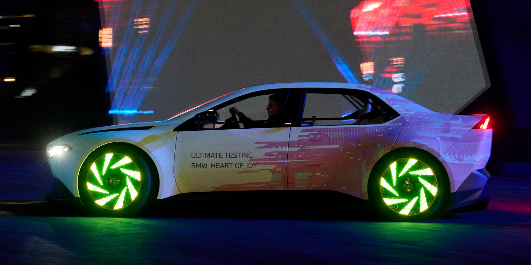 BMW Vision Driving Experience Seite leuchtende Felgen