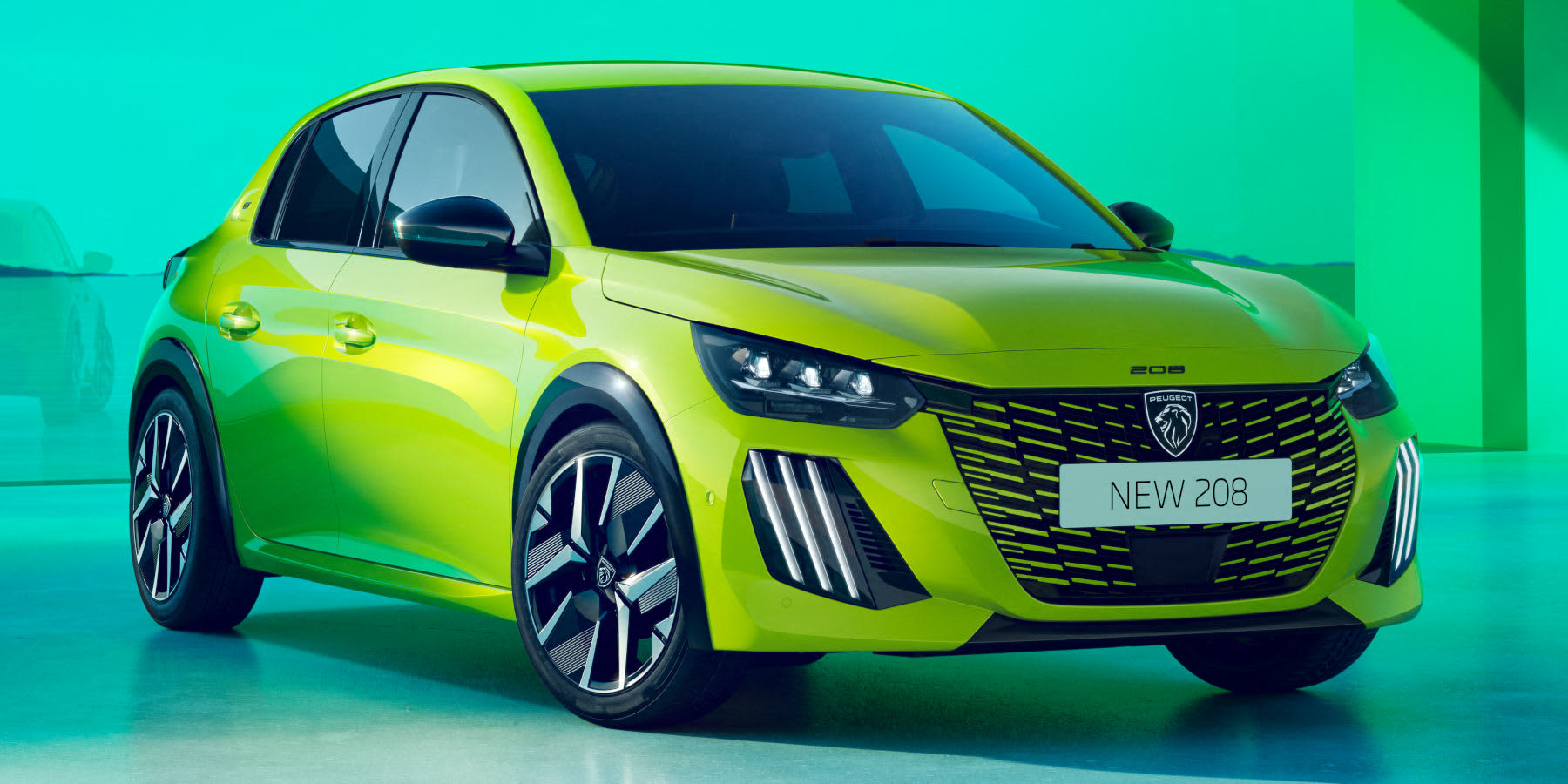 Peugeot E-208 in gelb: Frontansicht seitlich