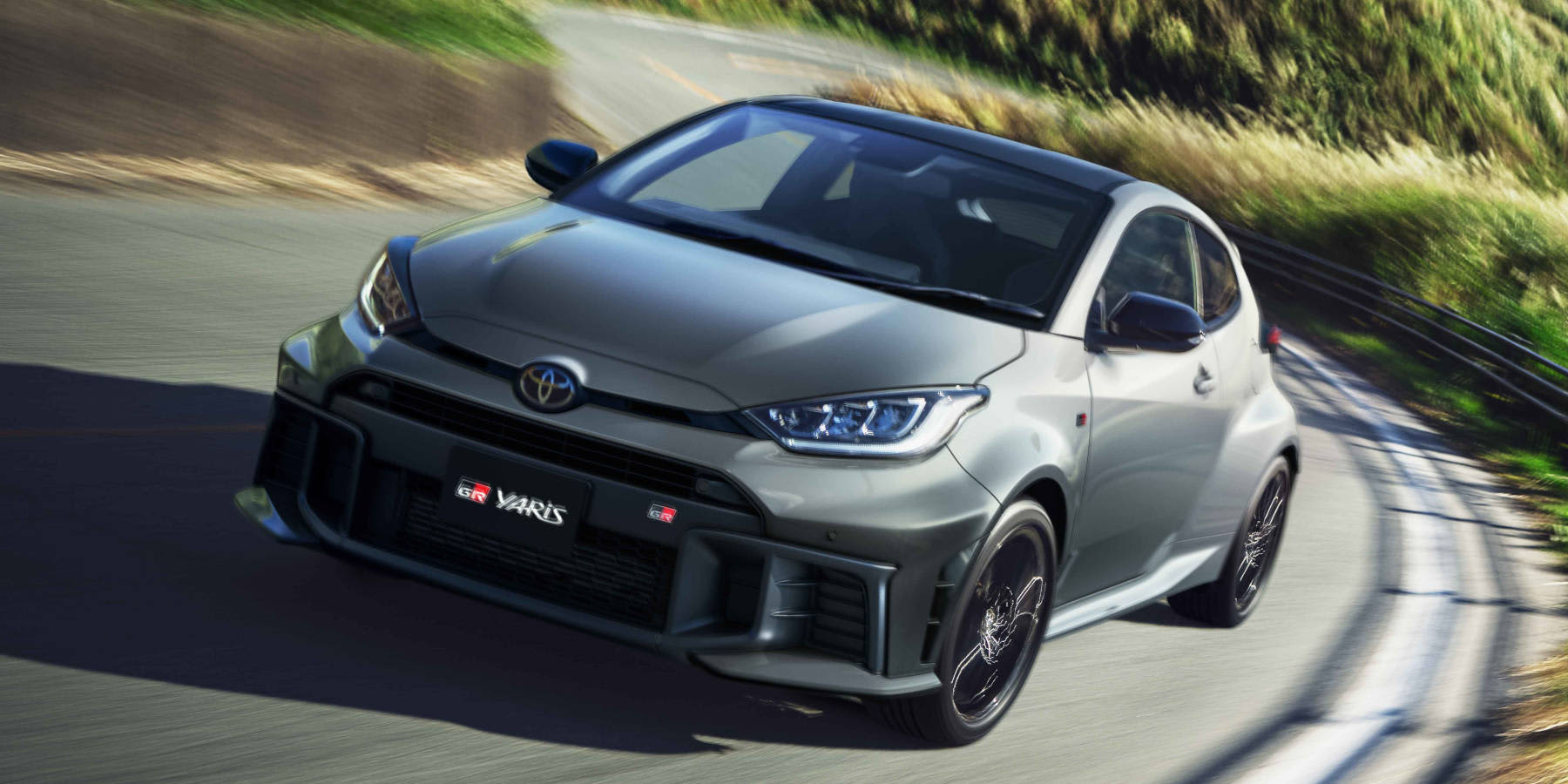Toyota GR Yaris 2025 silber dynamisch auf Straße
