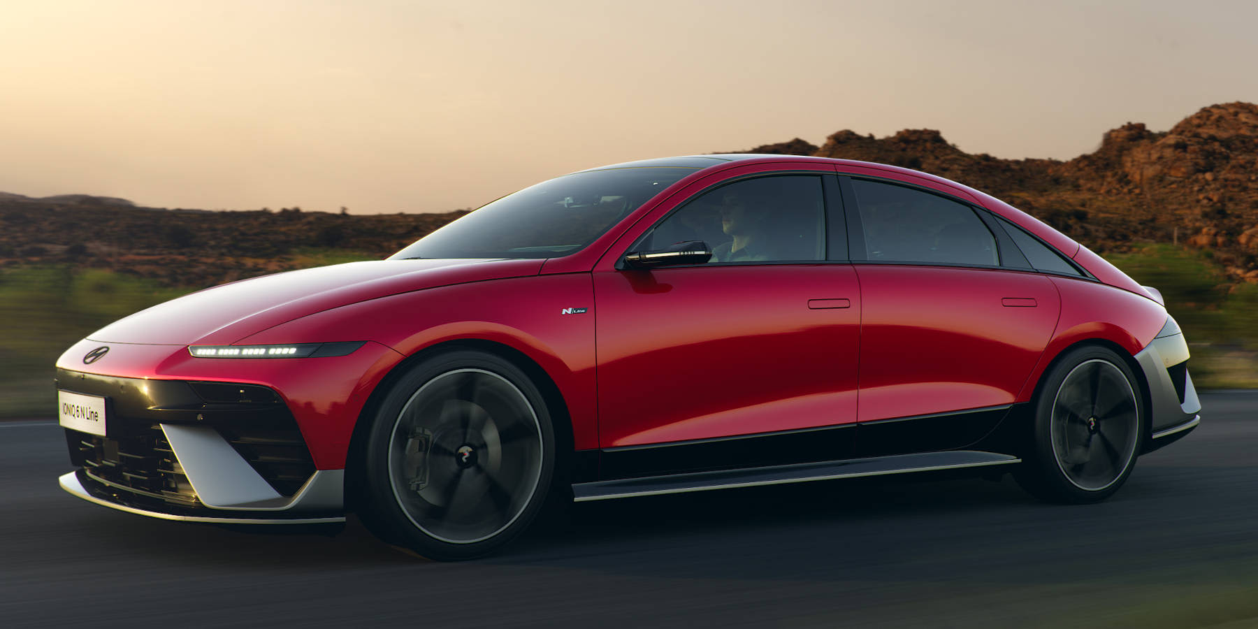  Hyundai Ioniq 6 N Line auf der Straße: Seitenansicht