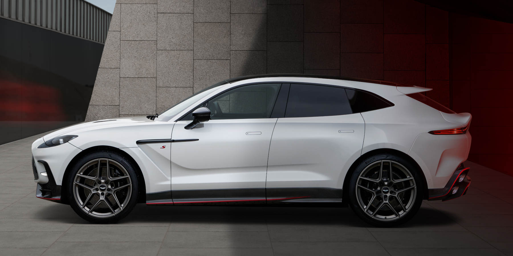 Aston Martin DBX S Seite