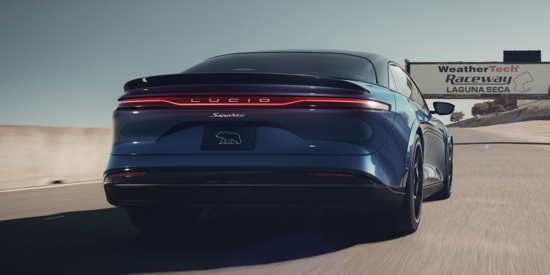 Lucid Air Sapphire Heckansicht auf Rennstrecke