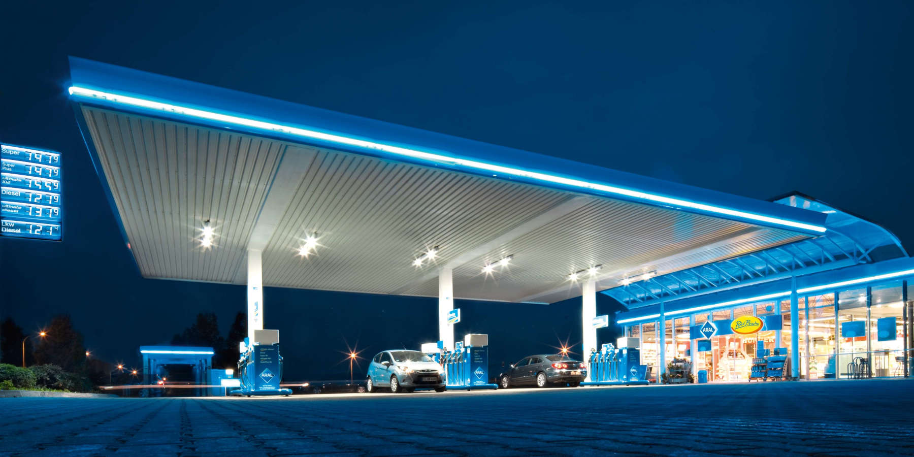 Aral Tankstelle in den Abendstunden beleuchtet