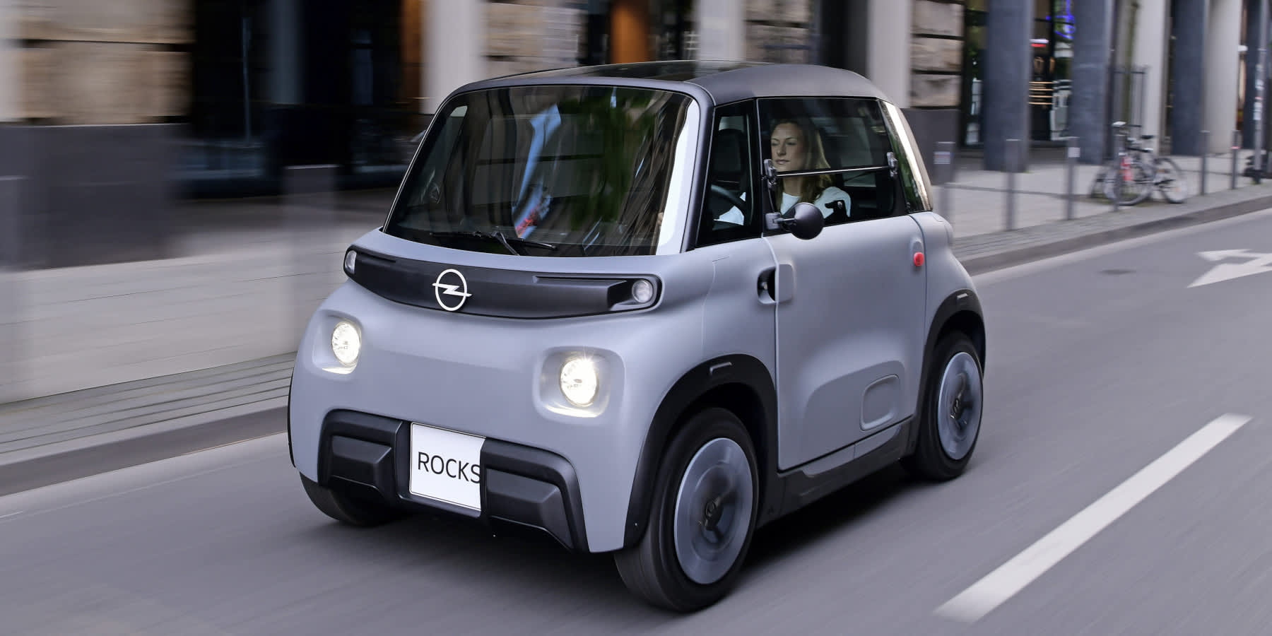 Opel Rocks Front seitlich in Fahrt auf einer Straße