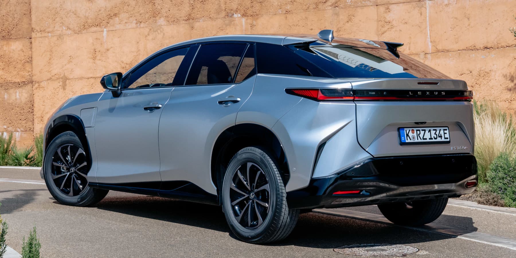 Lexus RZ Heck seitlich