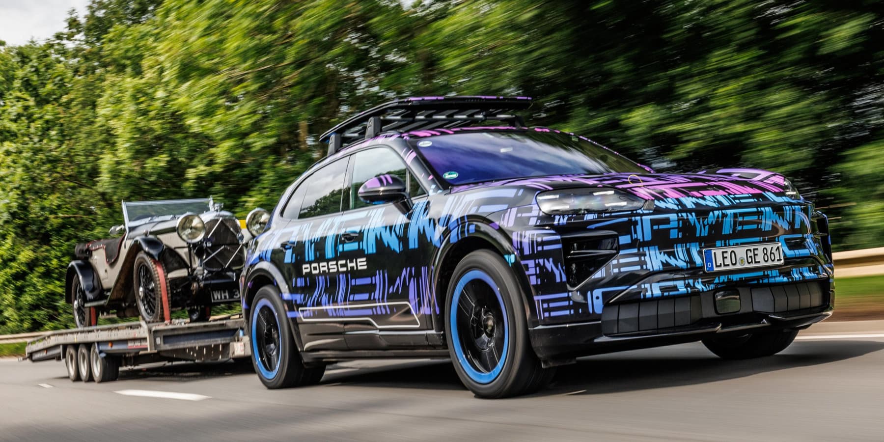 Porsche Cayenne Electric Prototyp Erlkönig in Fahrt mit Anhänger