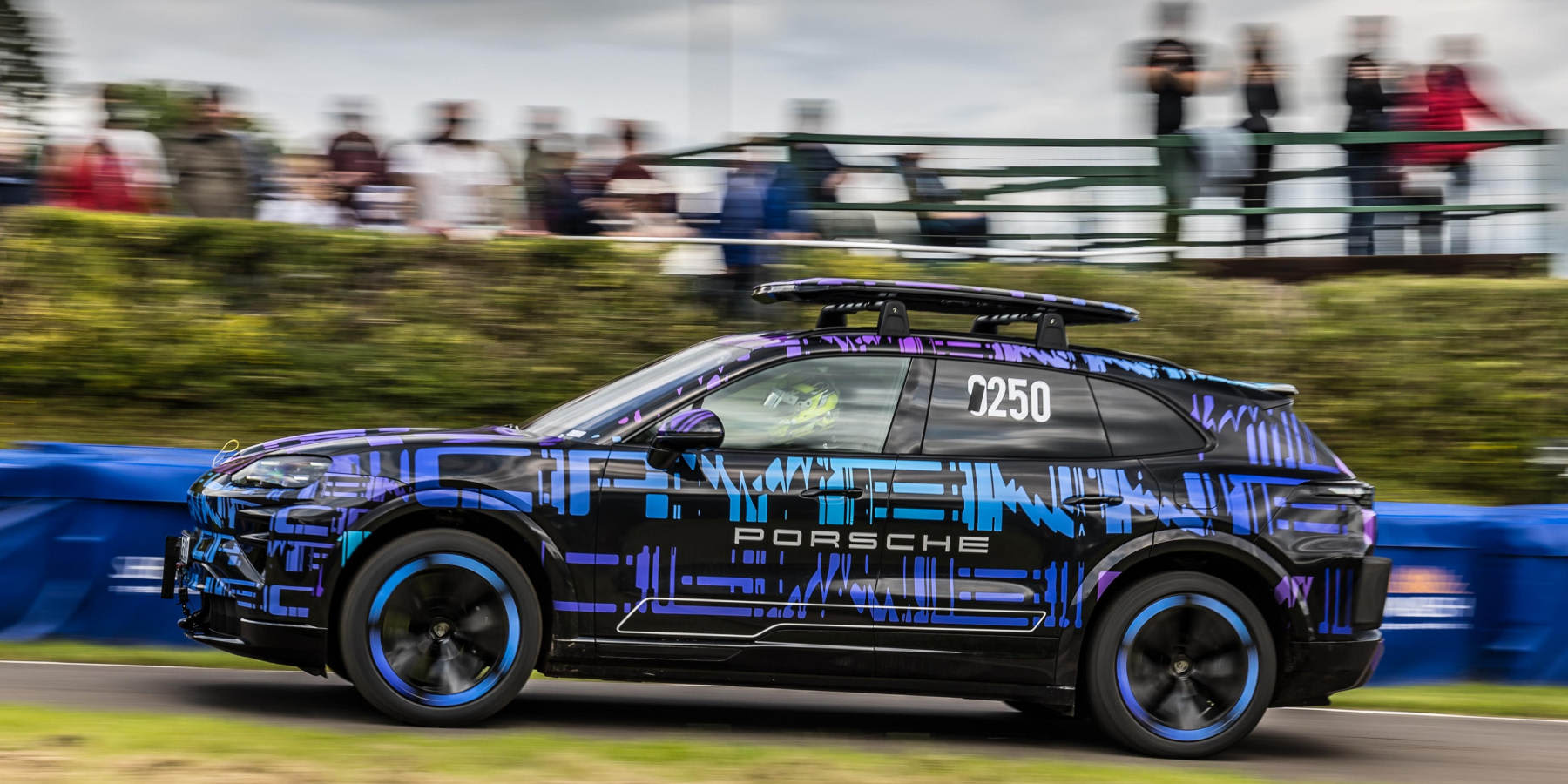 Porsche Cayenne Electric Prototyp Erlkönig Seite