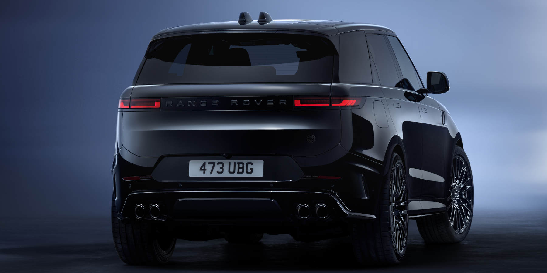 Schwarzer Range Rover hinten