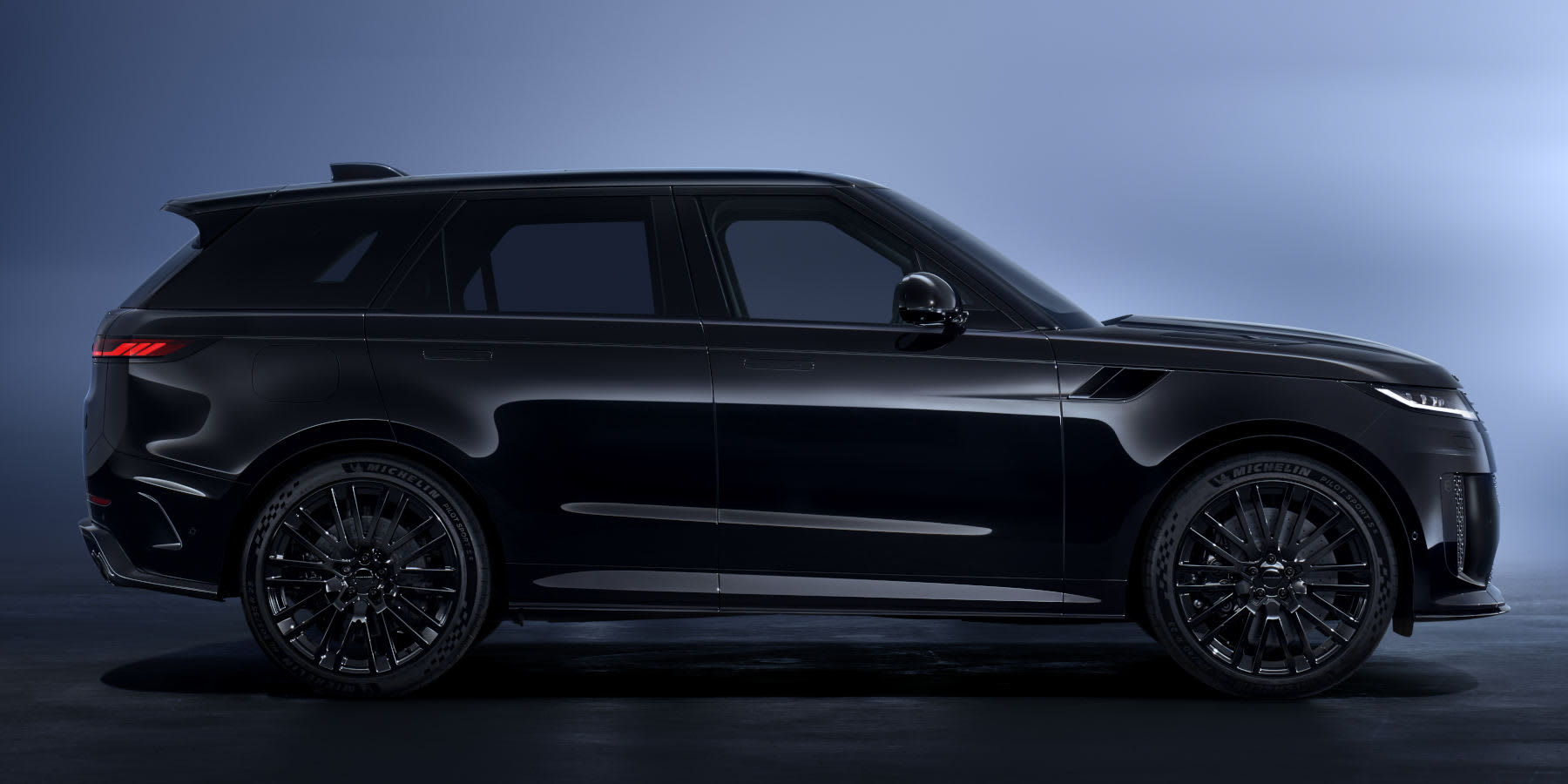 Schwarzer Range Rover seitlich