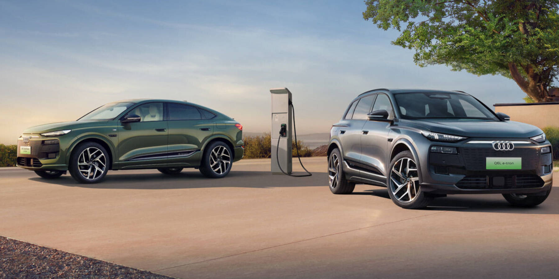 Audi Q6L e-tron und der Q6L Sportback e-tron an Ladesäule