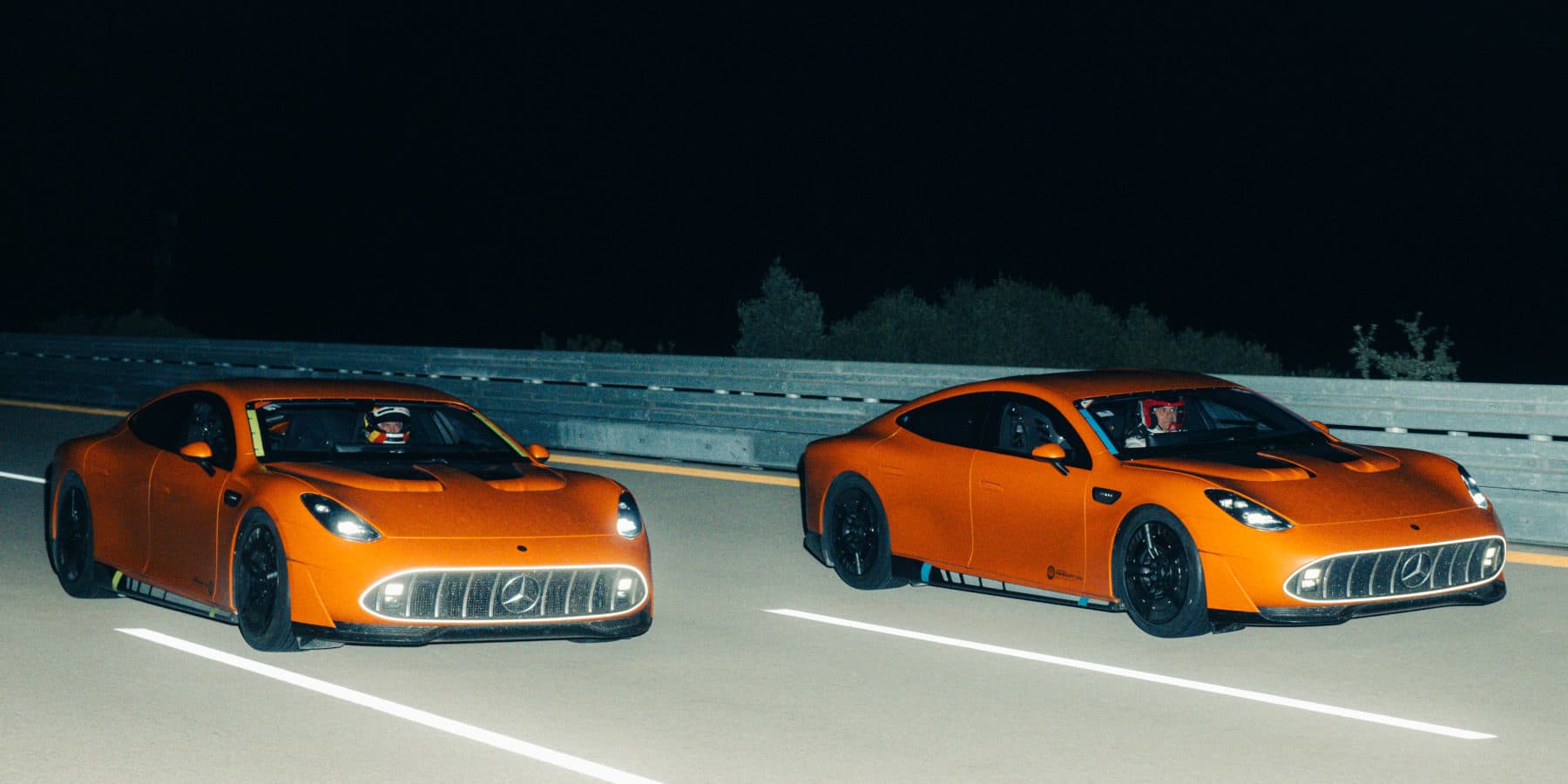 Mercedes-AMG Concept AMG GT XX Zwei Modelle auf der Rennstrecke nebeneinander