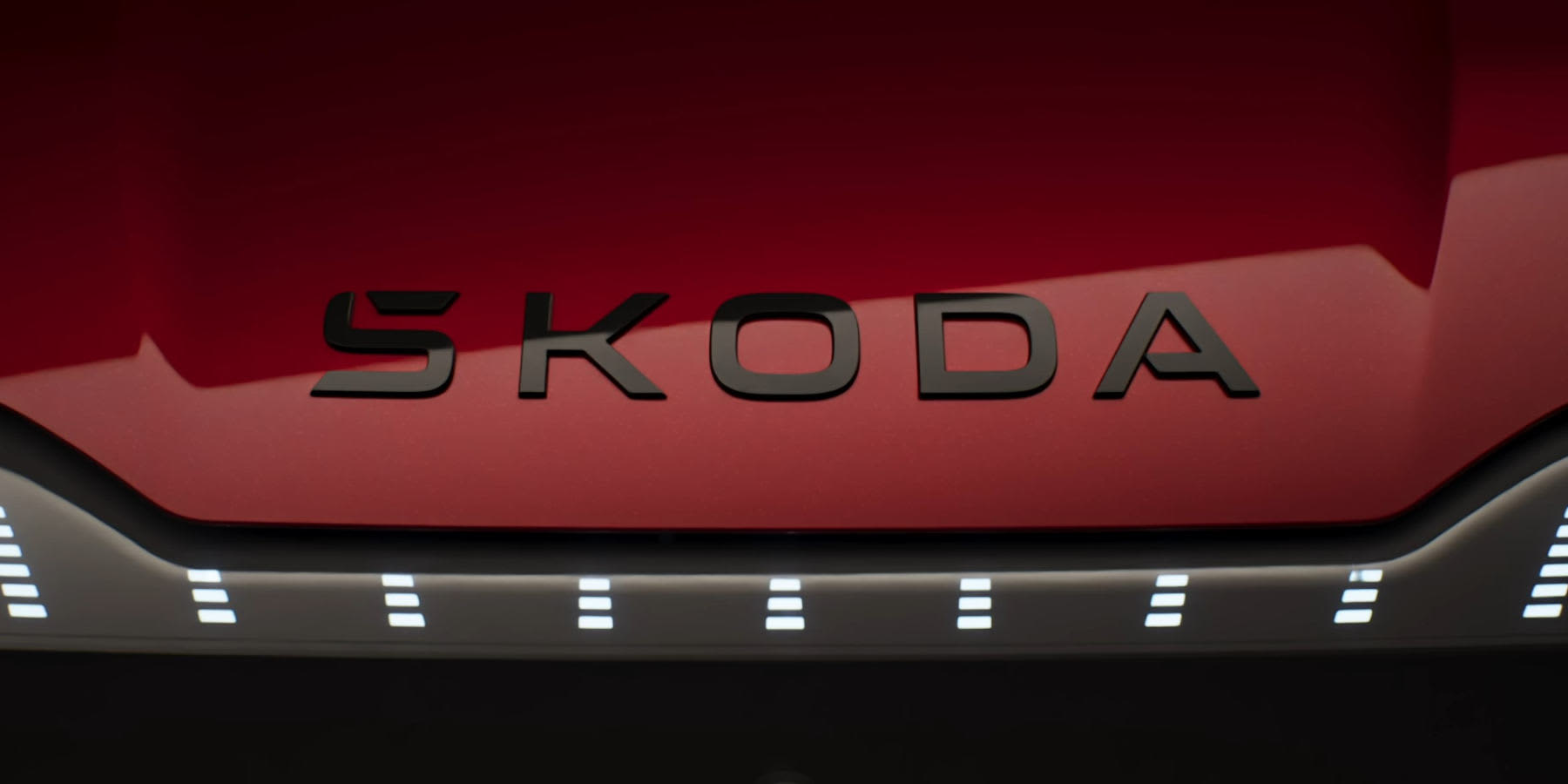 Skoda Logo auf roter Motohaube