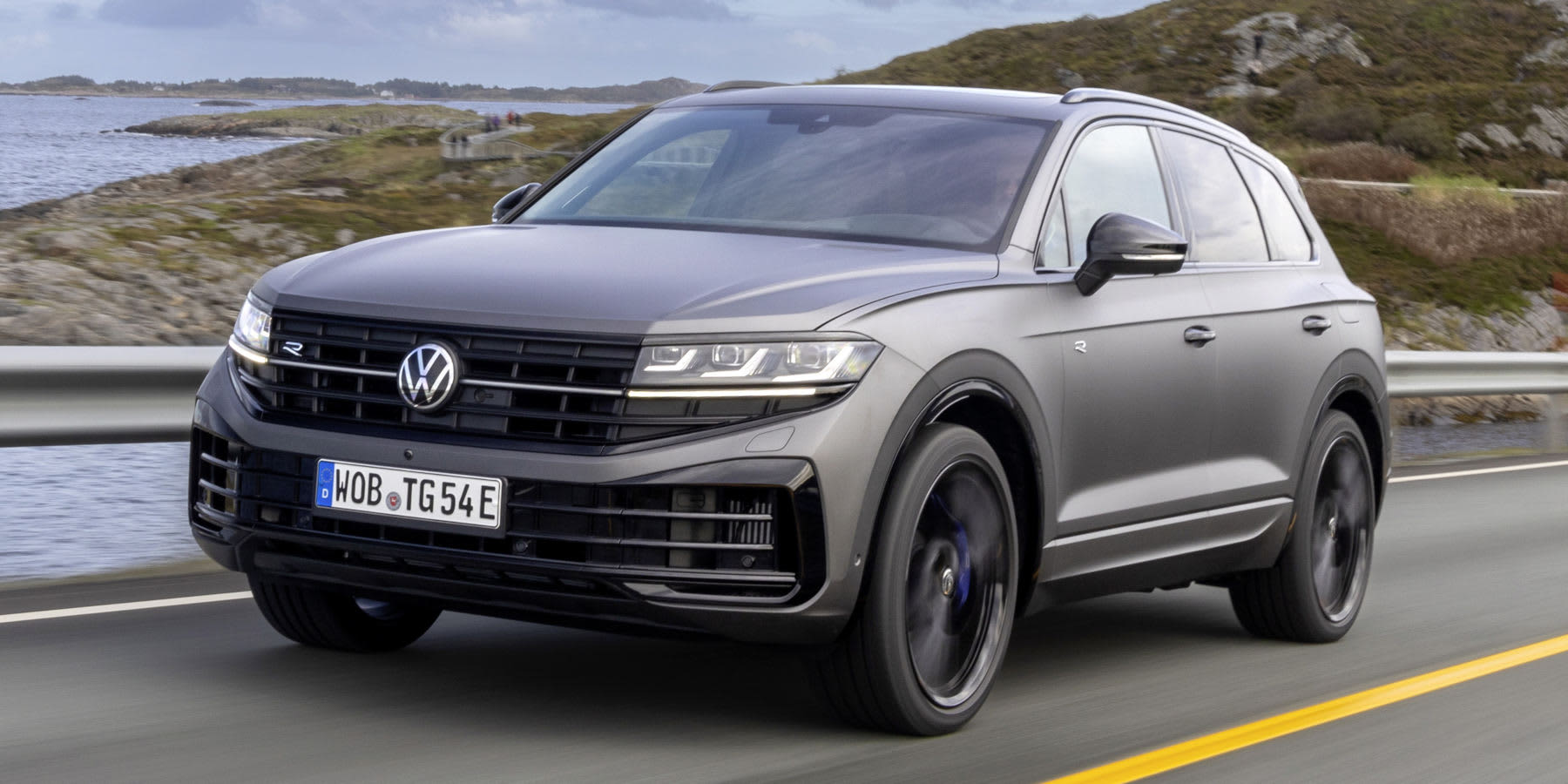 Grauer VW Touareg auf der Straße unterwegs