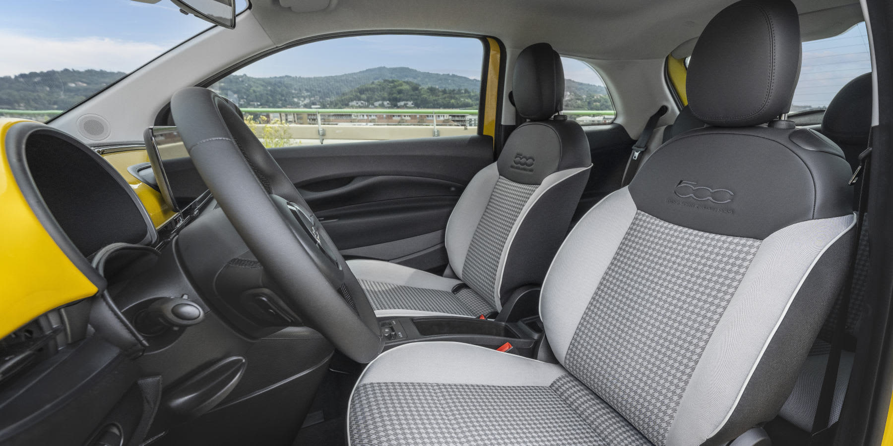 Fiat Hybrid 500 Torino Innenraum Blick Seite Sitze