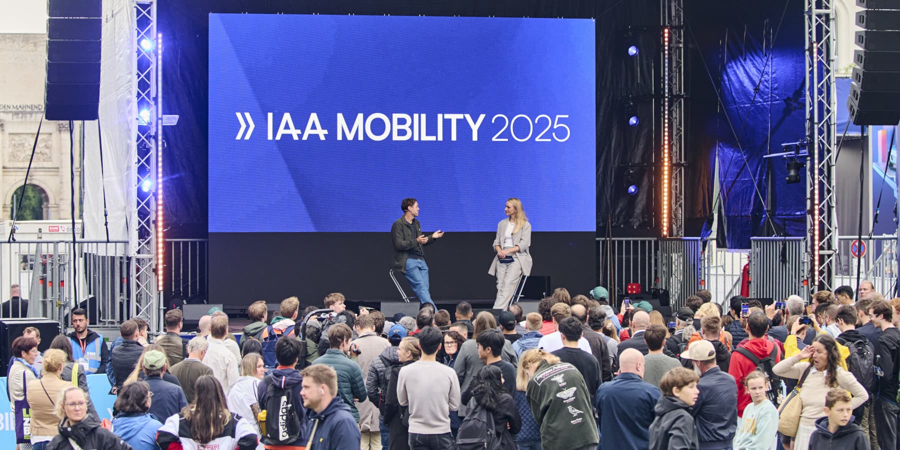 IAA Mobility 2025 Messebesucher vor Bühne