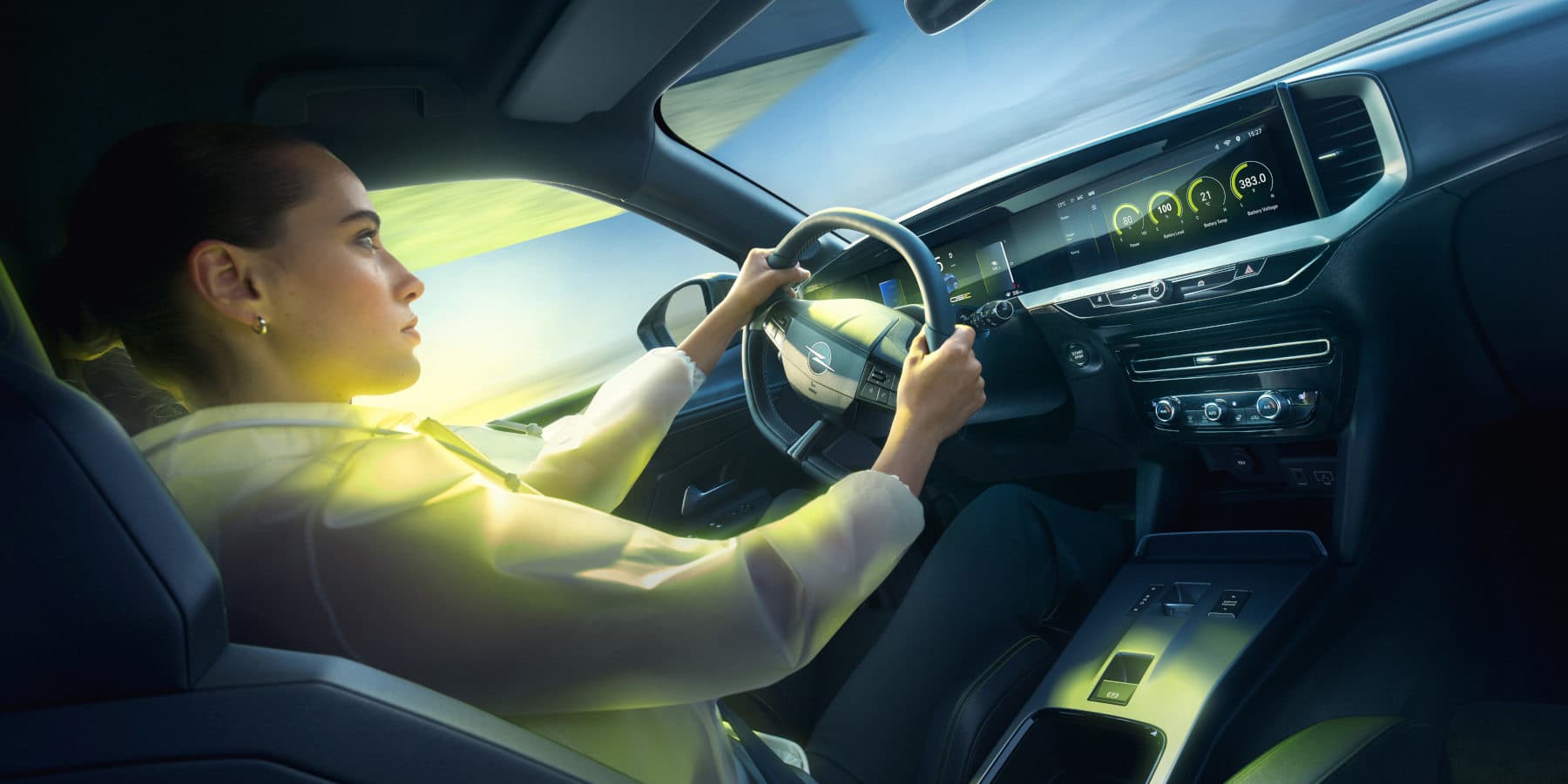  Opel Mokka GSE, Frau am Lenkrad