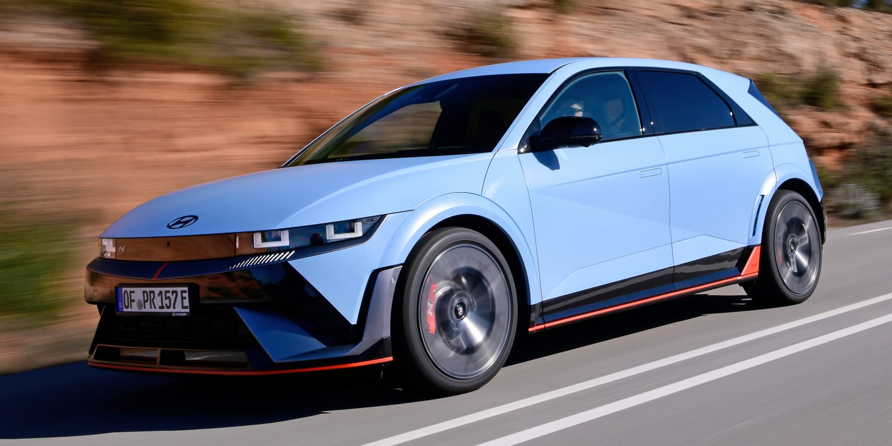 Hyundai Ioniq 5 N in Fahrt auf der Straße
