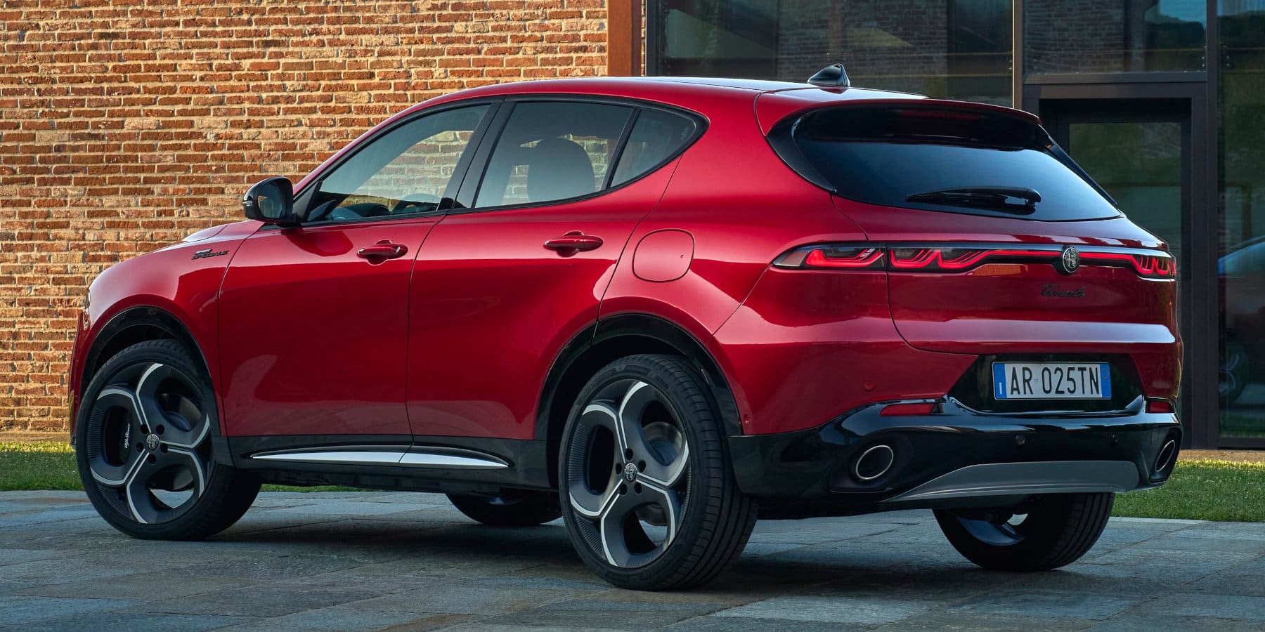 Alfa Romeo Tonale MY 2026 Heck seitlich