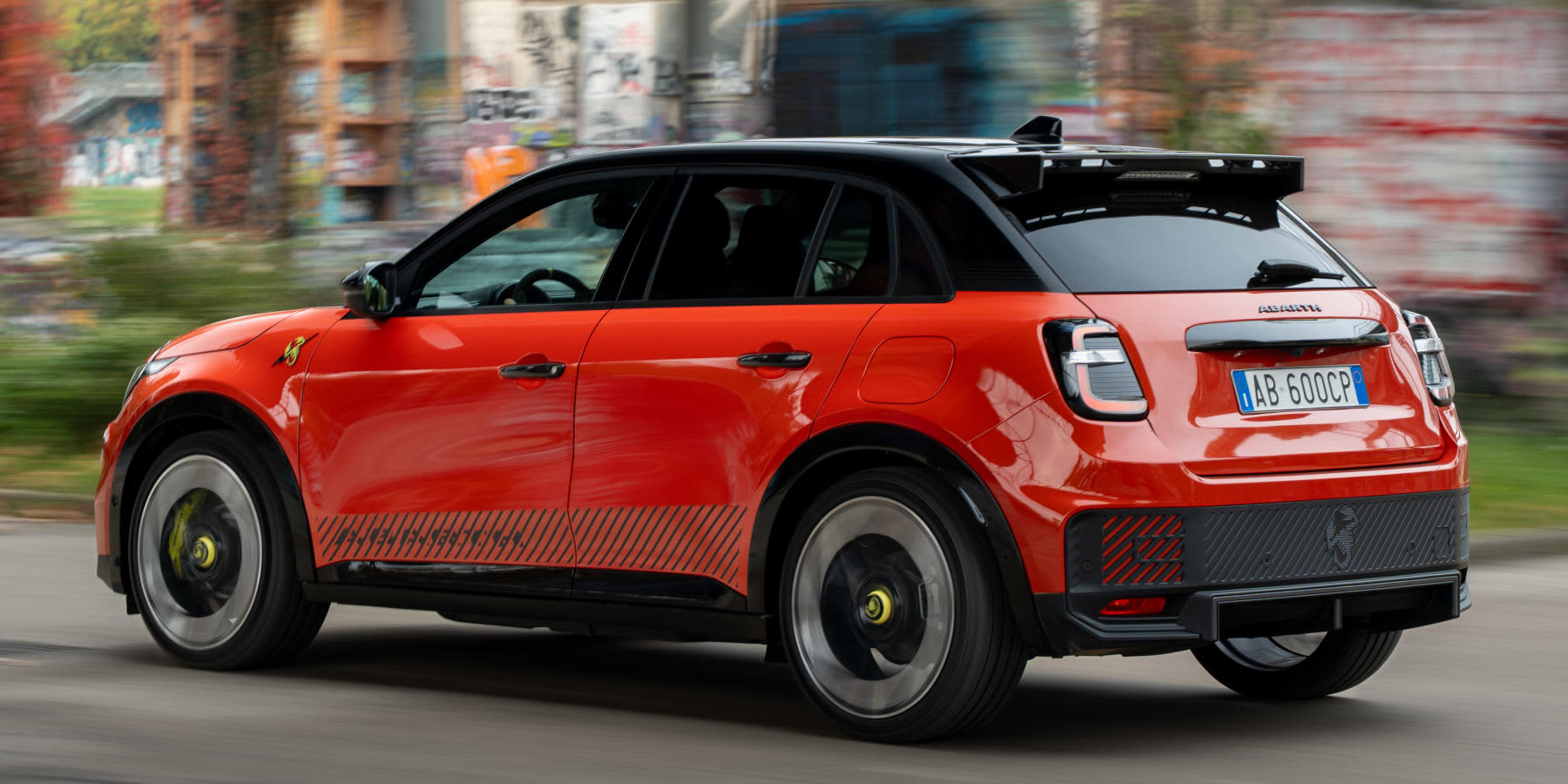 Abarth 600e Competizione Heck seitlich