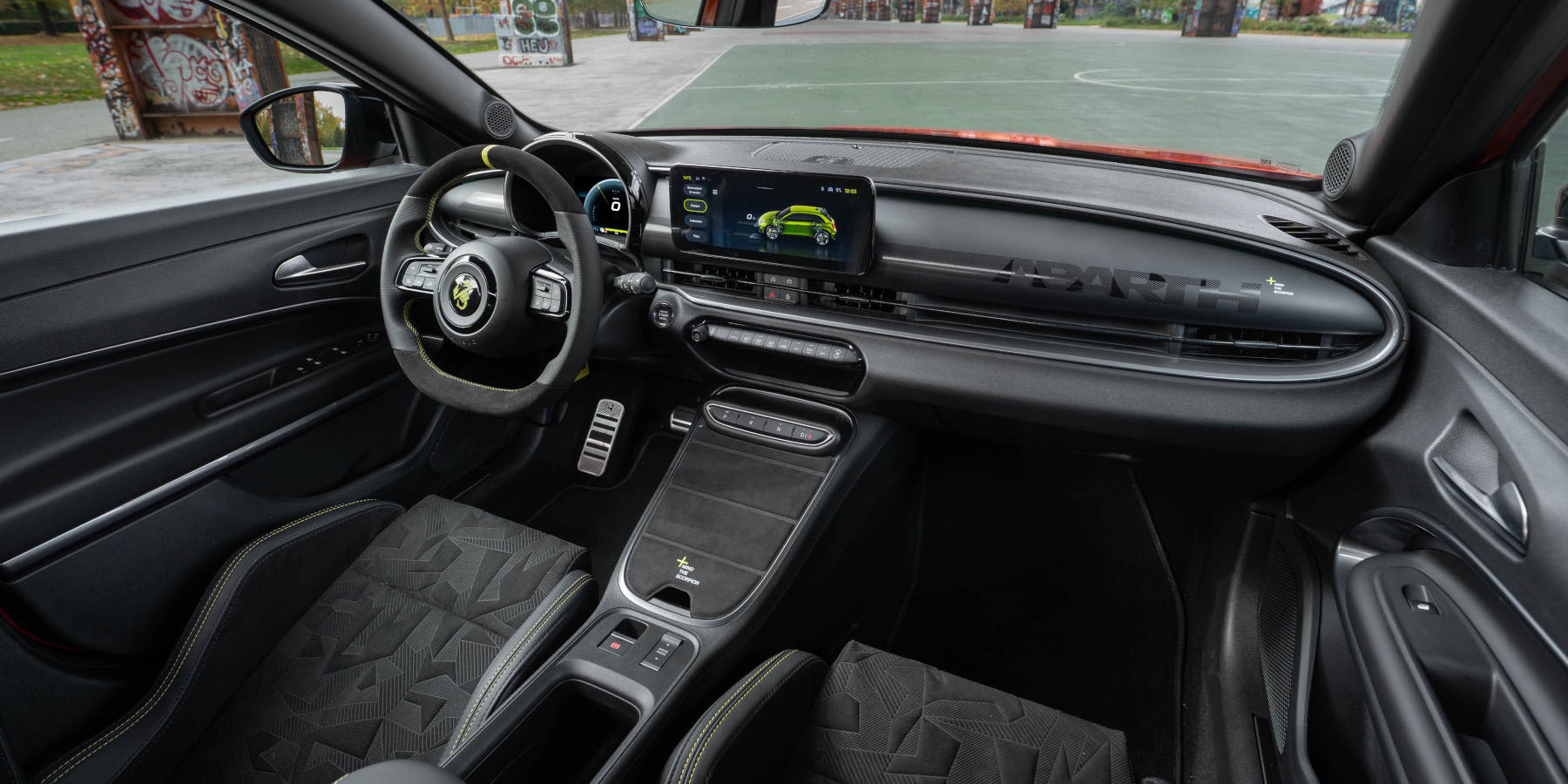 Abarth 600e Competizione Innenraum Cockpit