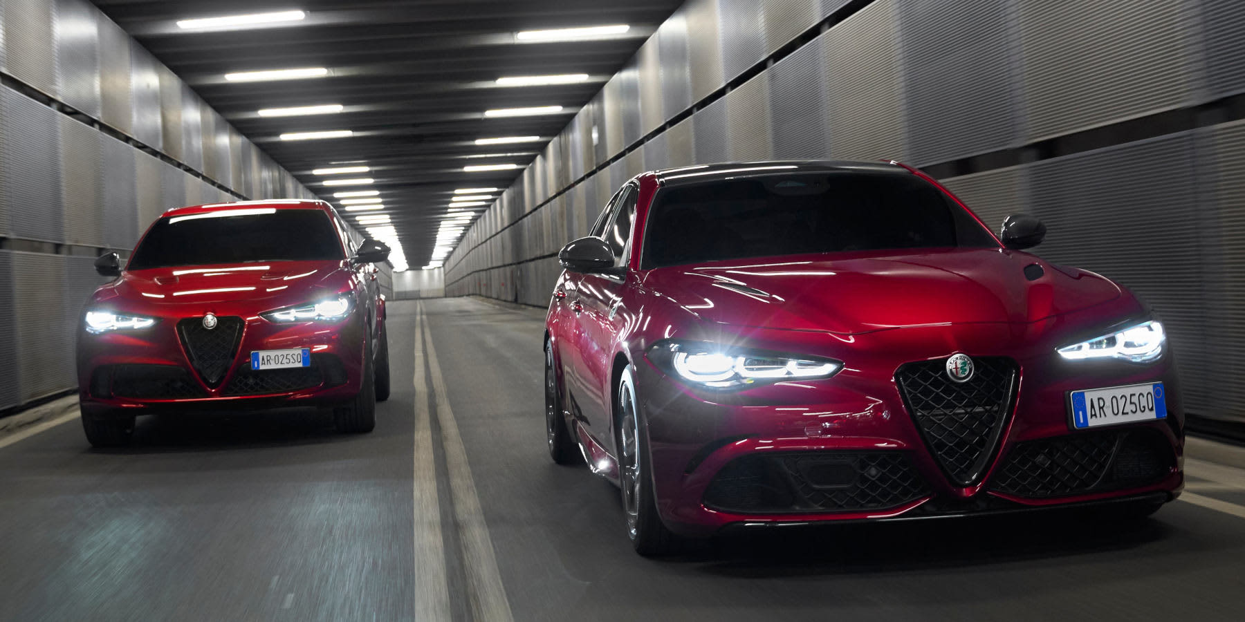 Alfa Romeo Giulia und Stelvio Quadrifoglio nebeneinander in einem Tunnel  unterwegs
