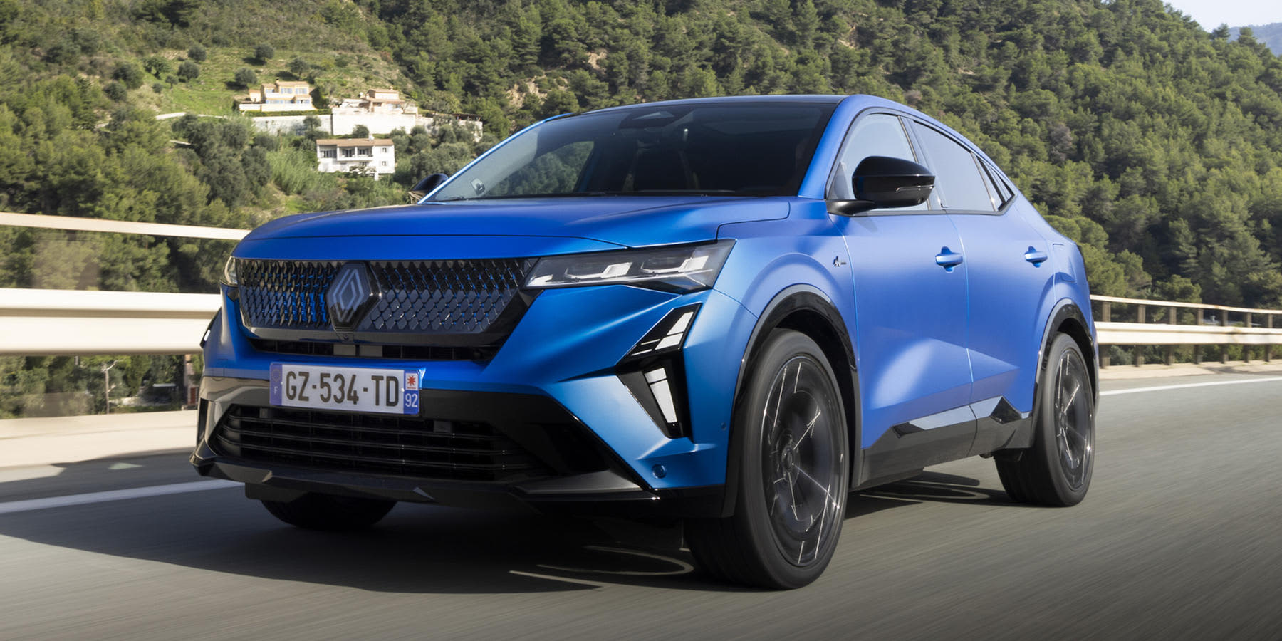 Renault Rafale in Fahrt auf einer Straße