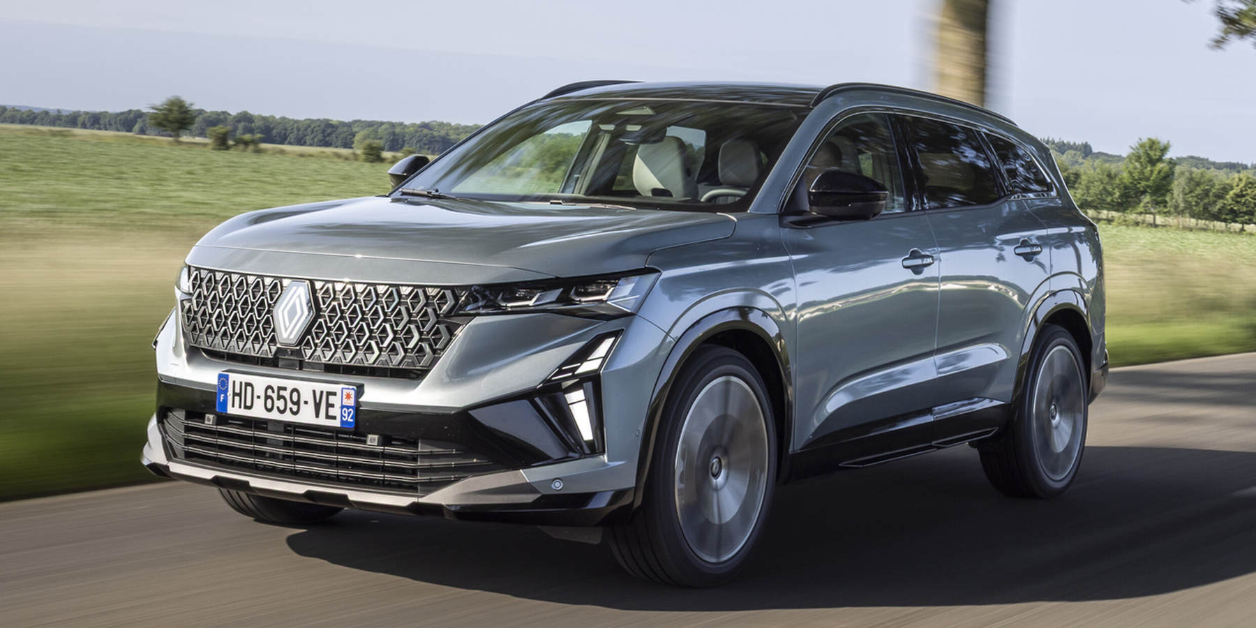 Renault Espace 2026 in Fahrt auf einer Straße