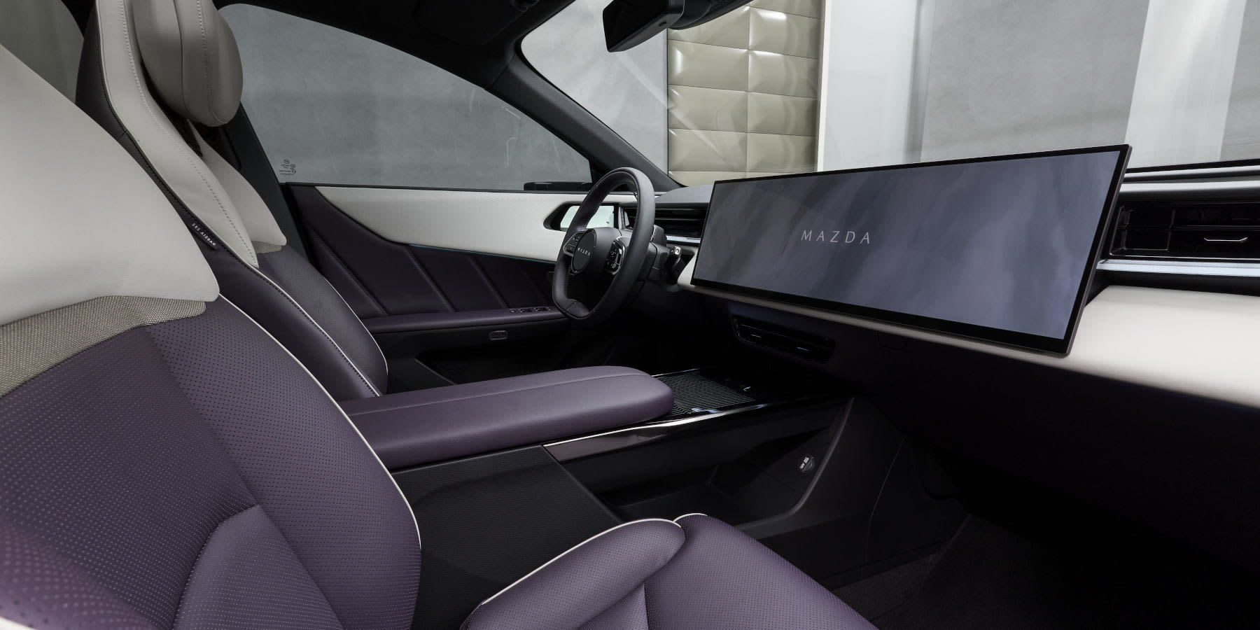 Mazda CX-6e Innenraum Cockpit Seitenansicht