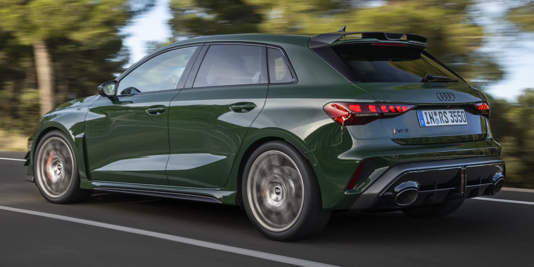 Audi RS 3 Competition Limited auf einer Straße: Heck seitliche Ansicht