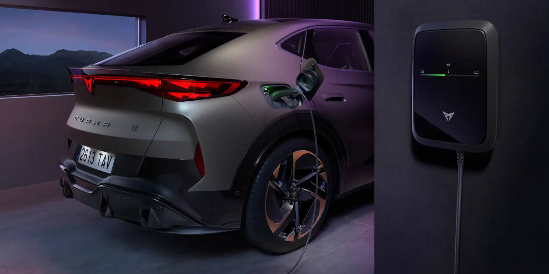 Cupra Tavascan seitliche Heckansicht an Ladestation