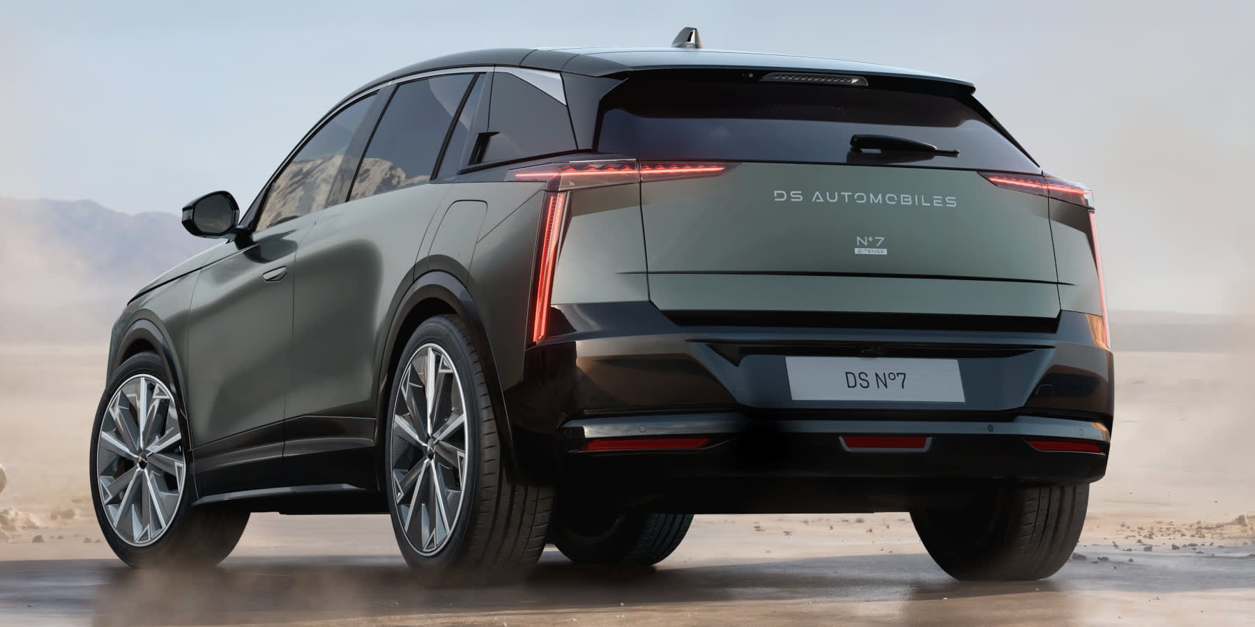 DS N°7 Heck. Schräg parkend