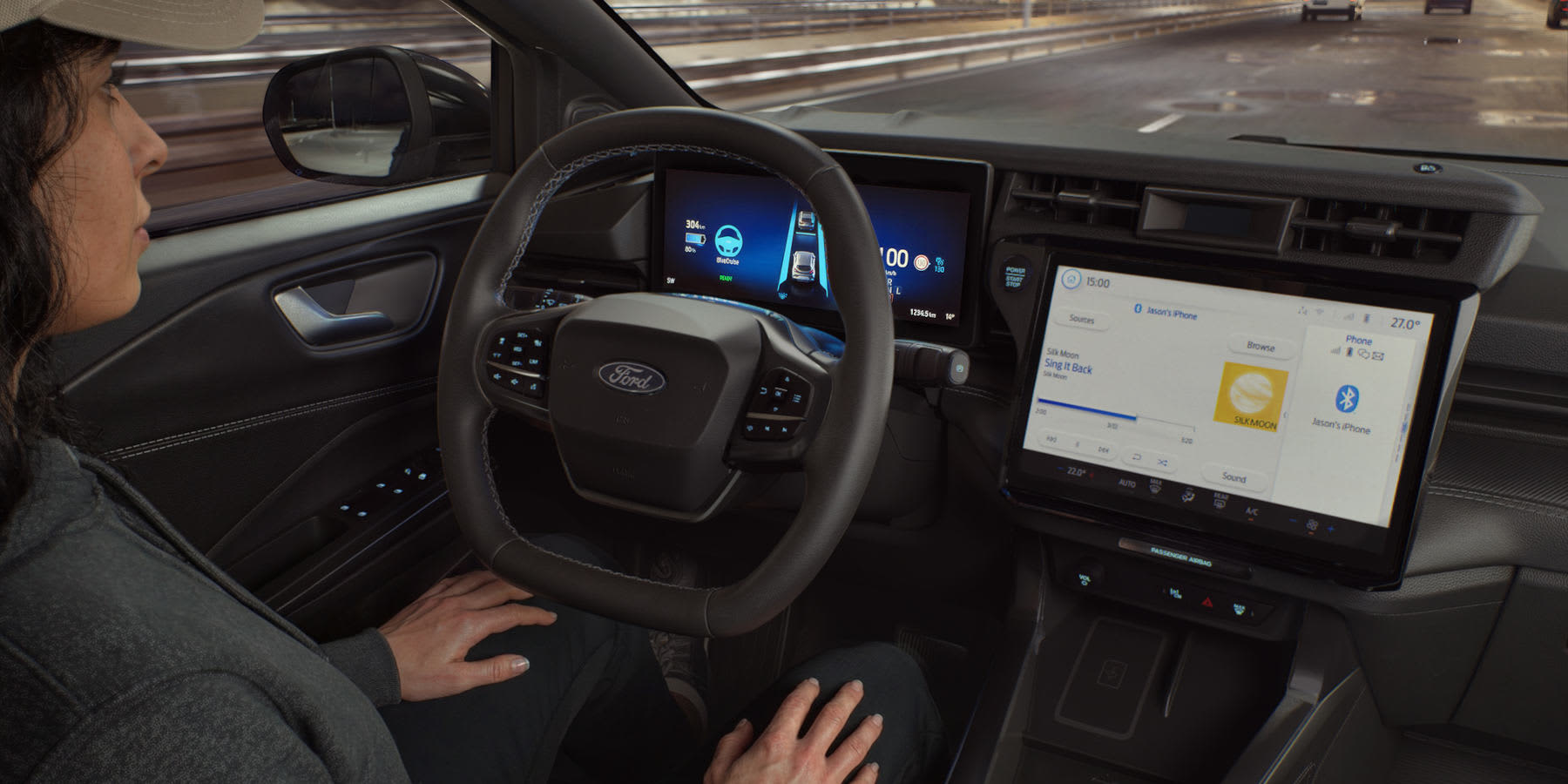 Ford Puma Teilautonomes Fahren: Frau sitz im Auto und hat Hände nicht am Lenkrad.