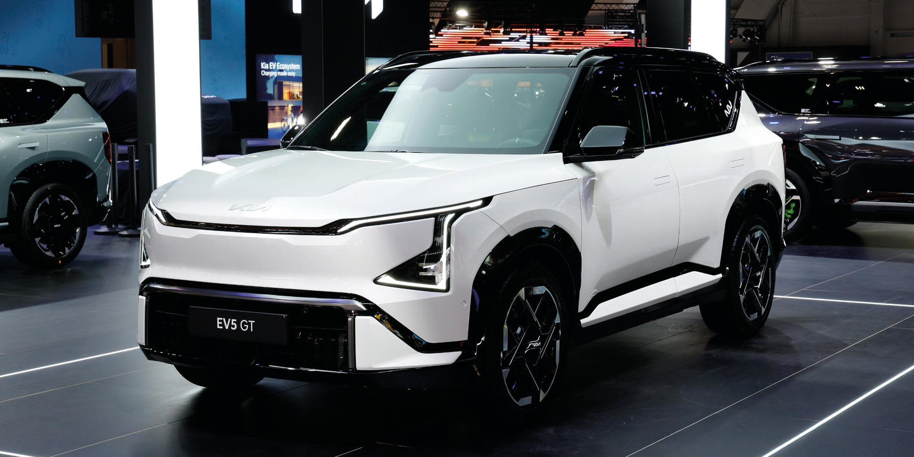 Kia EV5 GT in Weiß in Frontalansicht leicht abgeschrägt