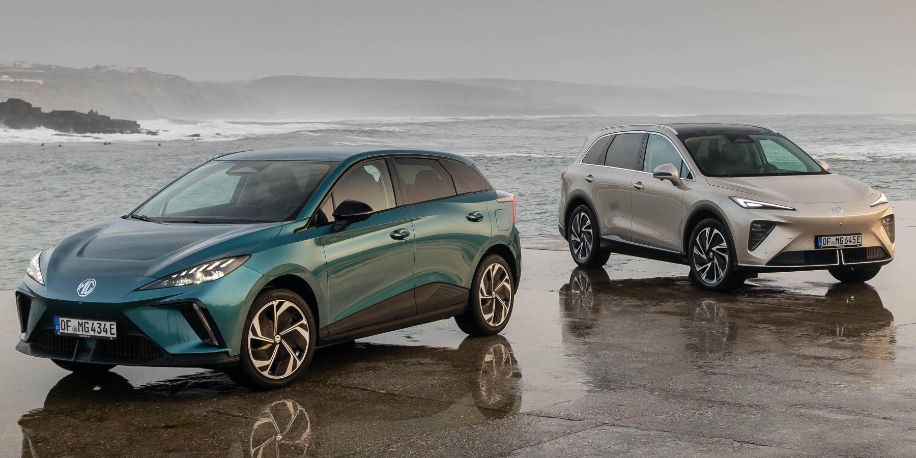 MG4 und MGS6 EV: Zwei Modelle auf einem Bild. Autos stehen vor einer Meeresbrandung.