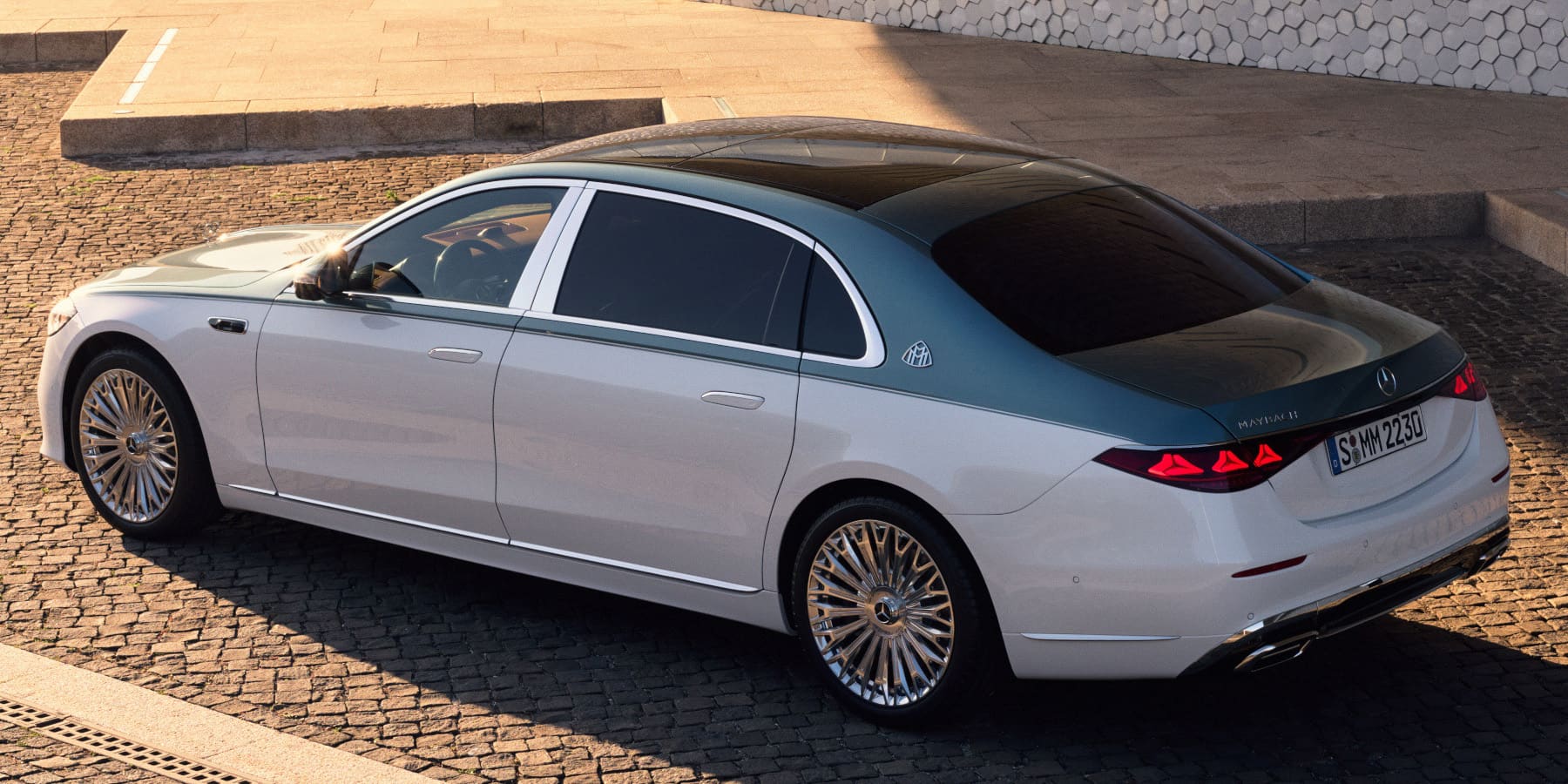Mercedes-Maybach S-Klasse seitliche Heckansicht