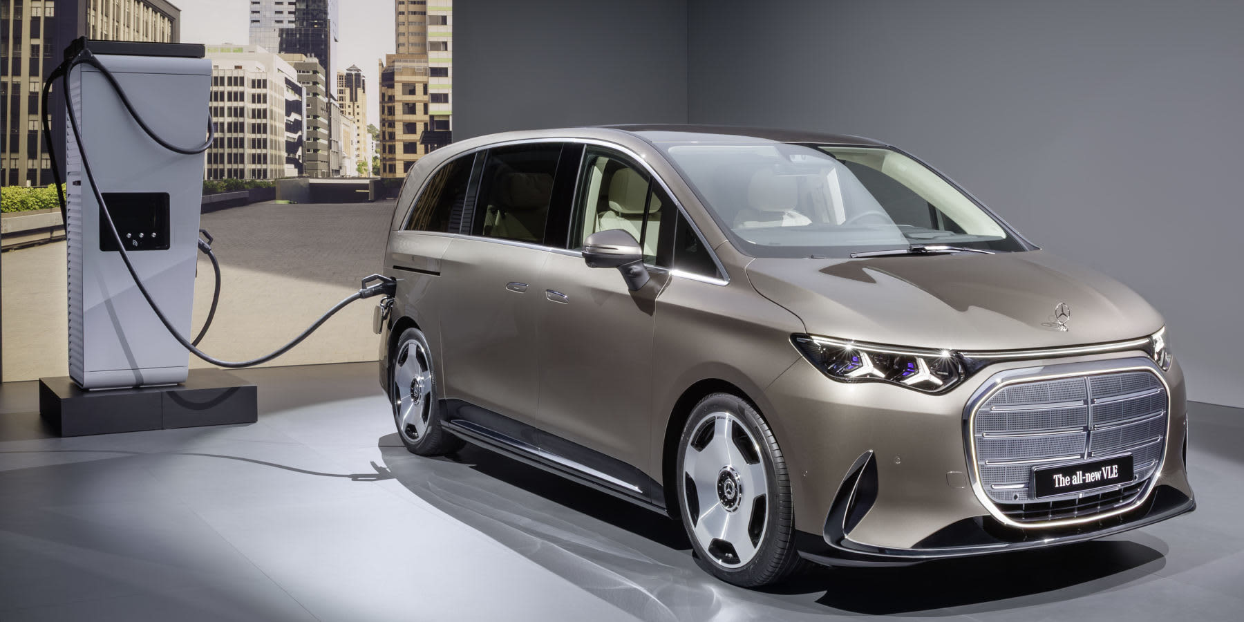 Mercedes VLE an einer Ladestation