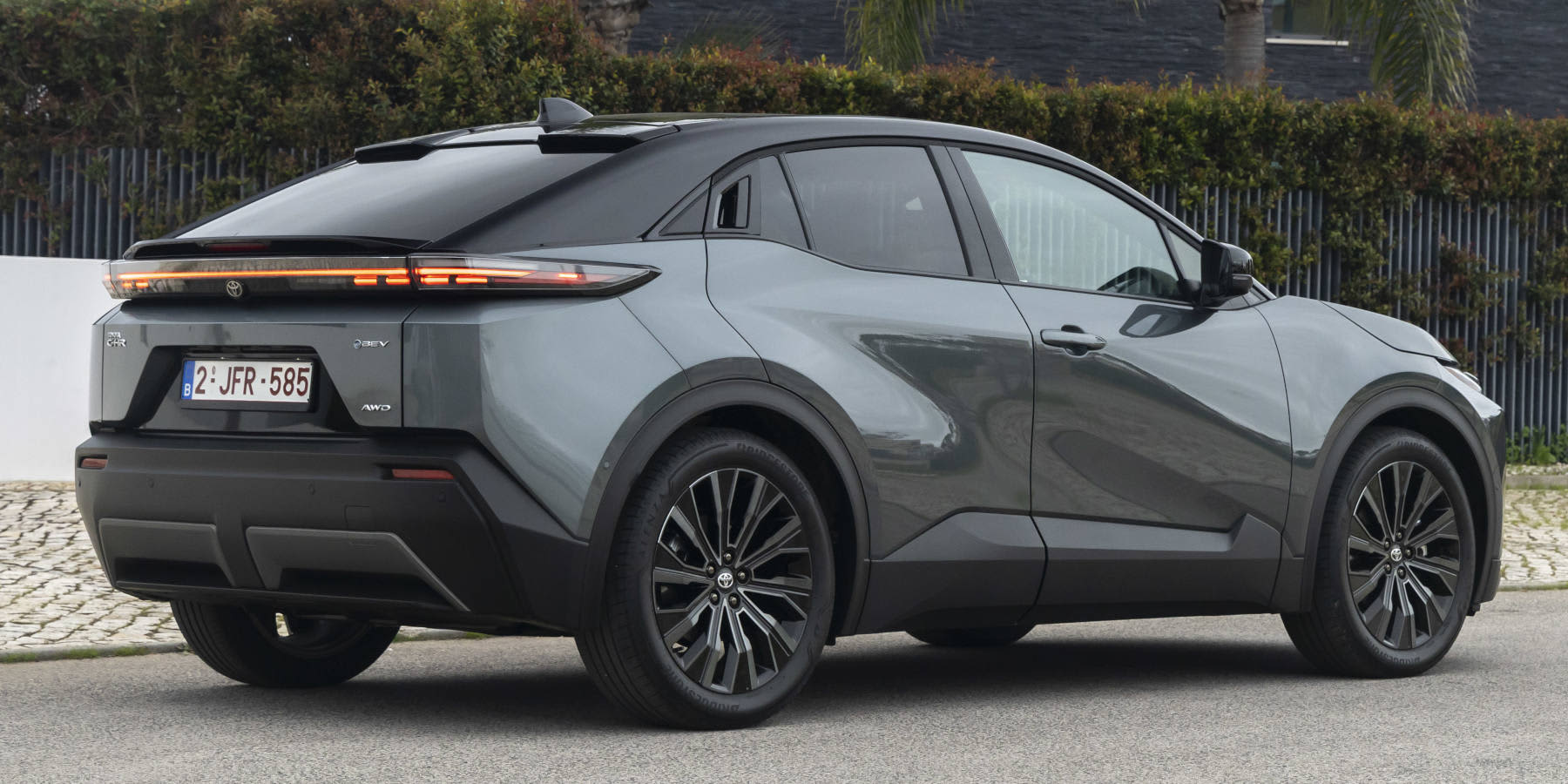 Toyota C-HR+ Heck seitliche Ansicht