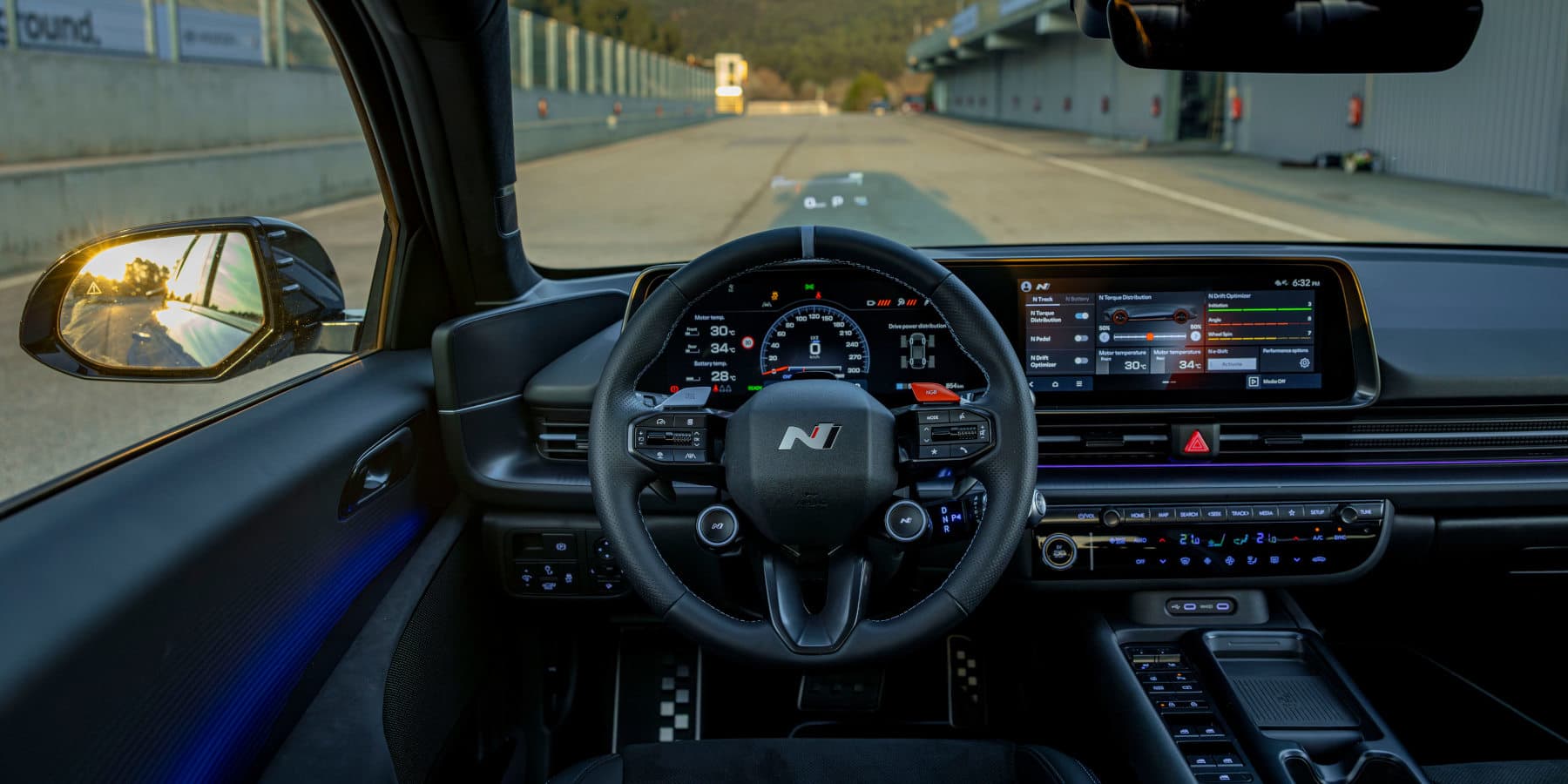 Hyundai Ioniq 6 N Cockpit: Blick auf Armaturenbrett und Lenkrad 