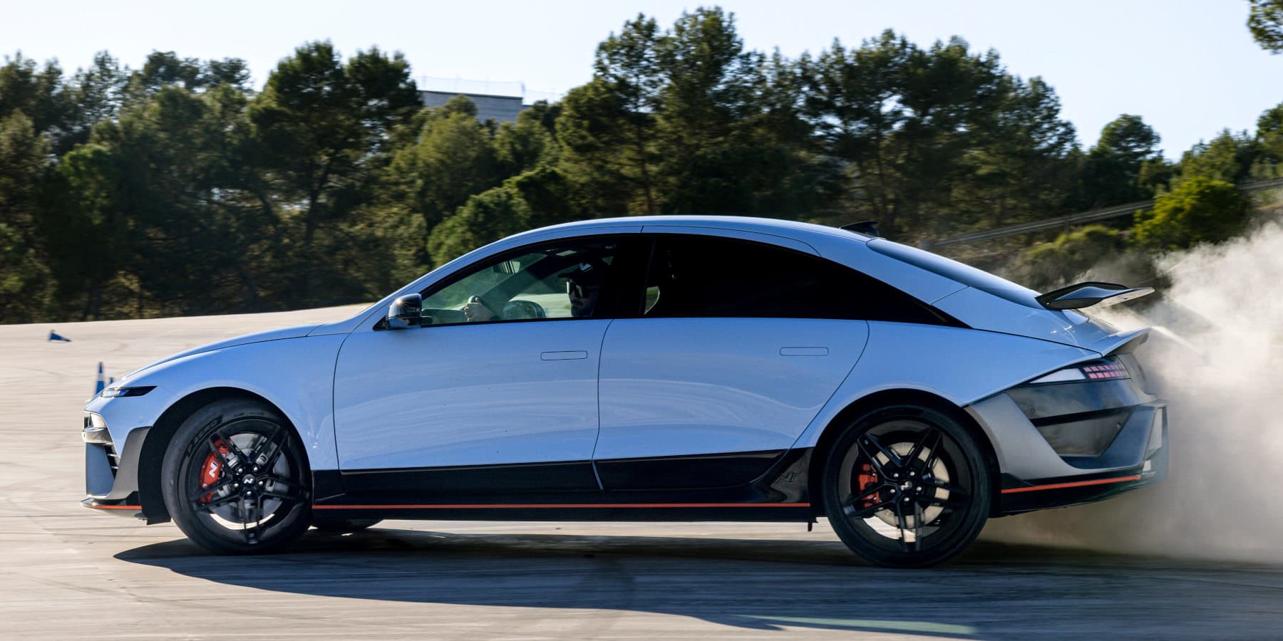 Hyundai Ioniq 6 N Seitenansicht in Fahrt: Staubwolke am Heck