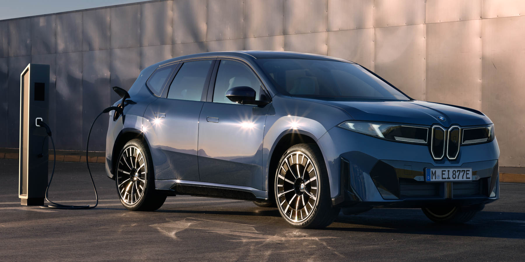 BMW iX3 seitliche Frontansicht an Ladestation