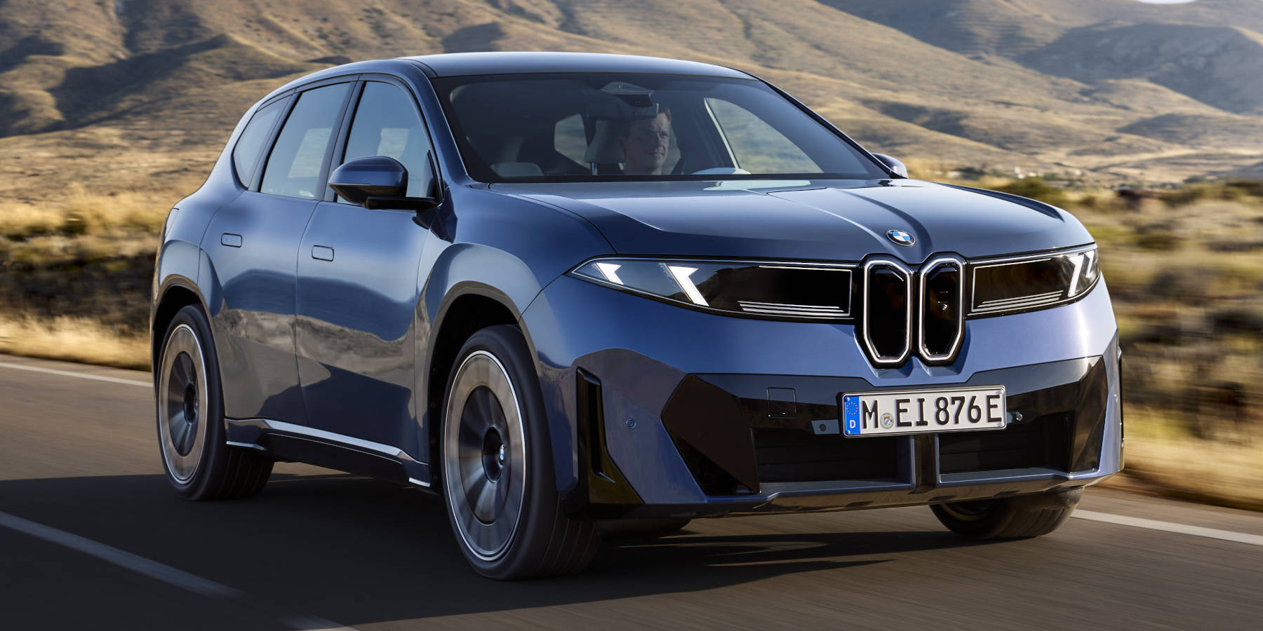 BMW iX3 seitliche Frontansicht: fahrend auf der Straße