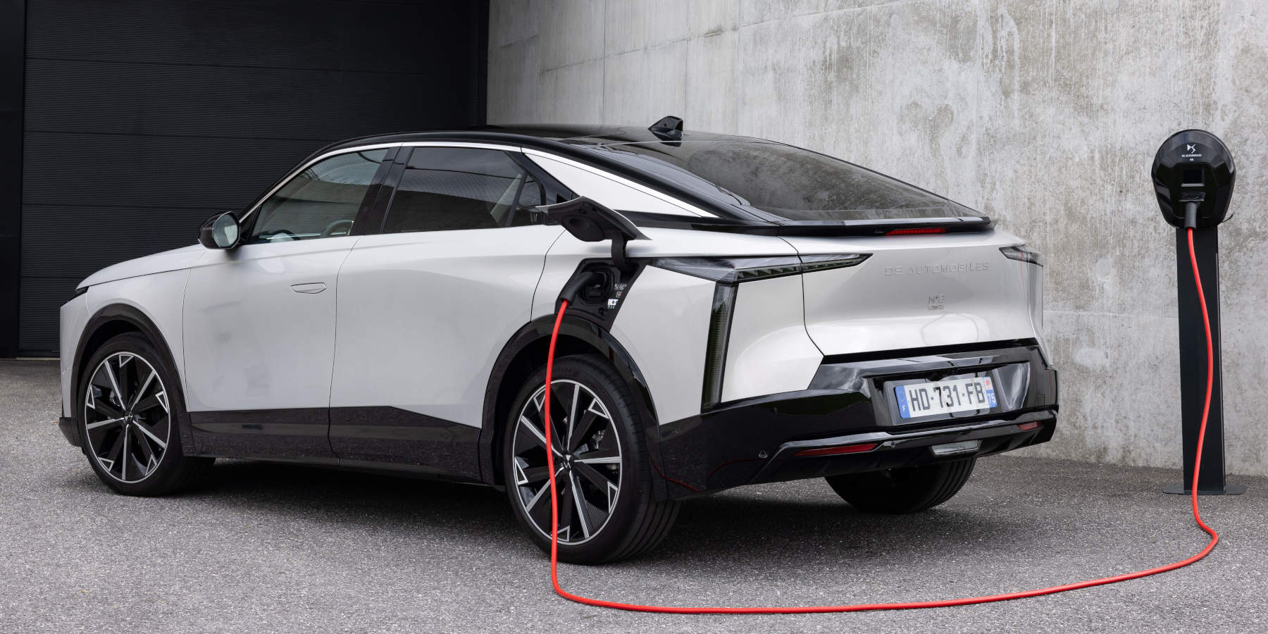 DS N°8 Heckansicht beim Aufladen