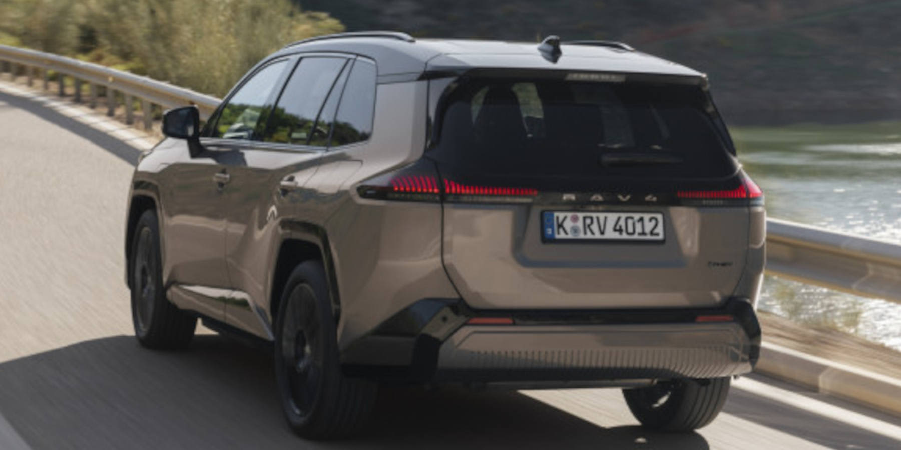 Toyota RAV4 seitliche Heckansicht