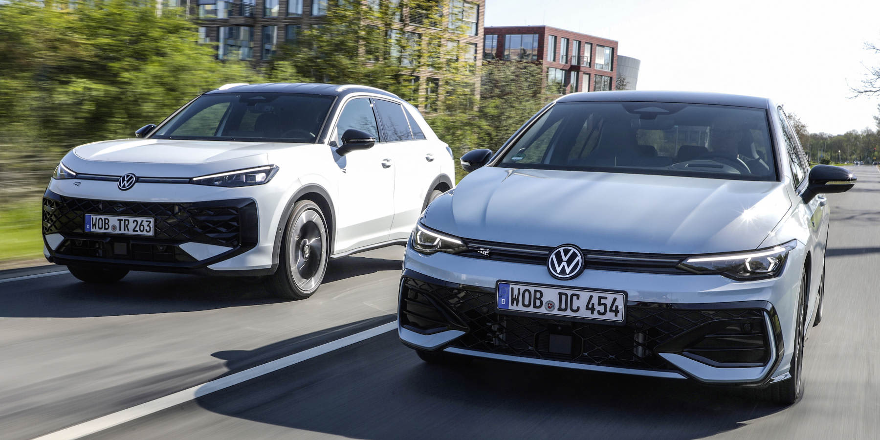 VW Golf (r.) und VW T-Roc Hybrid nebeneinander auf einer Straße unterwegs