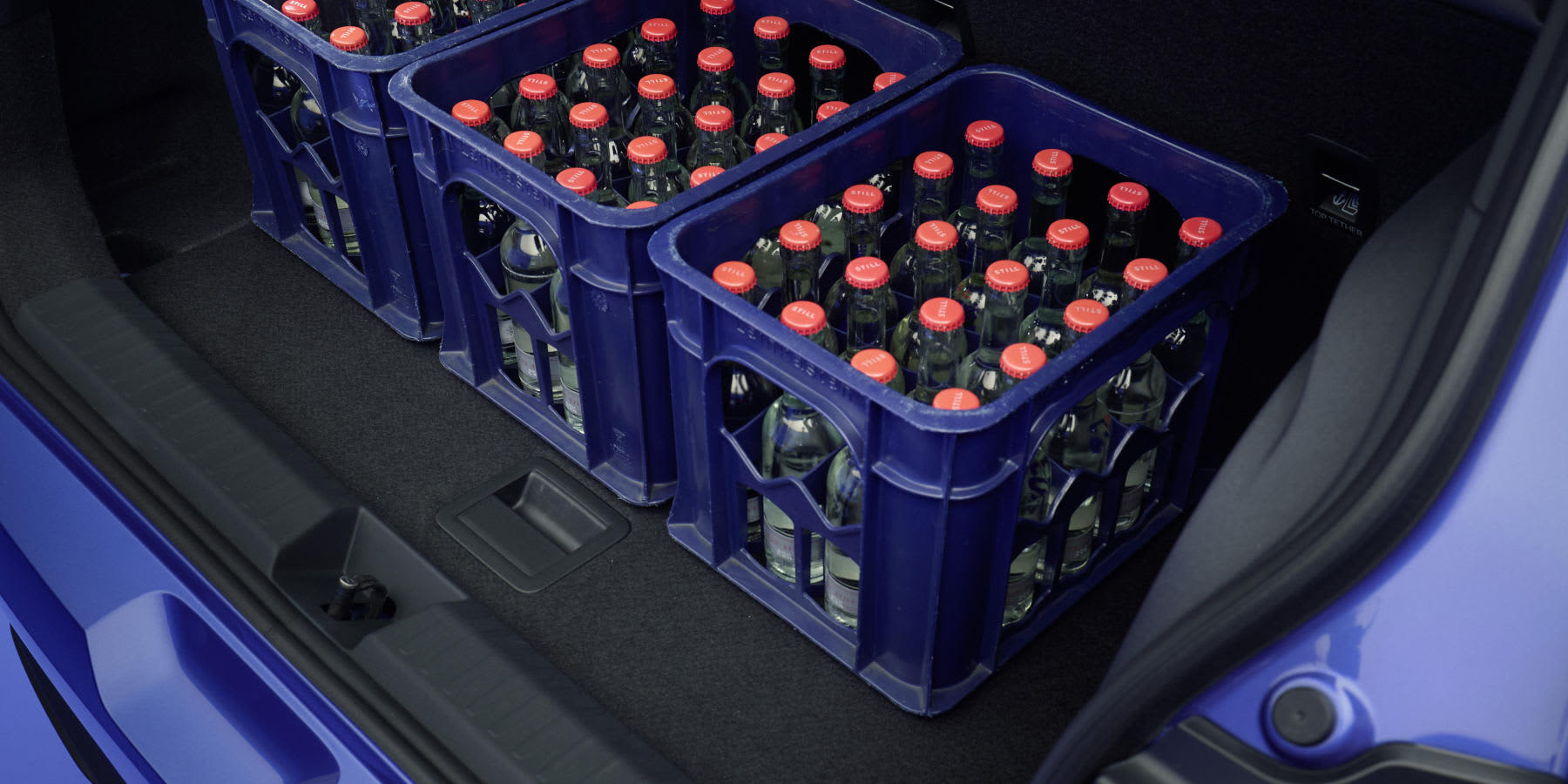 VW ID. Polo Kofferraum, gefüllt mit drei Wasserkisten