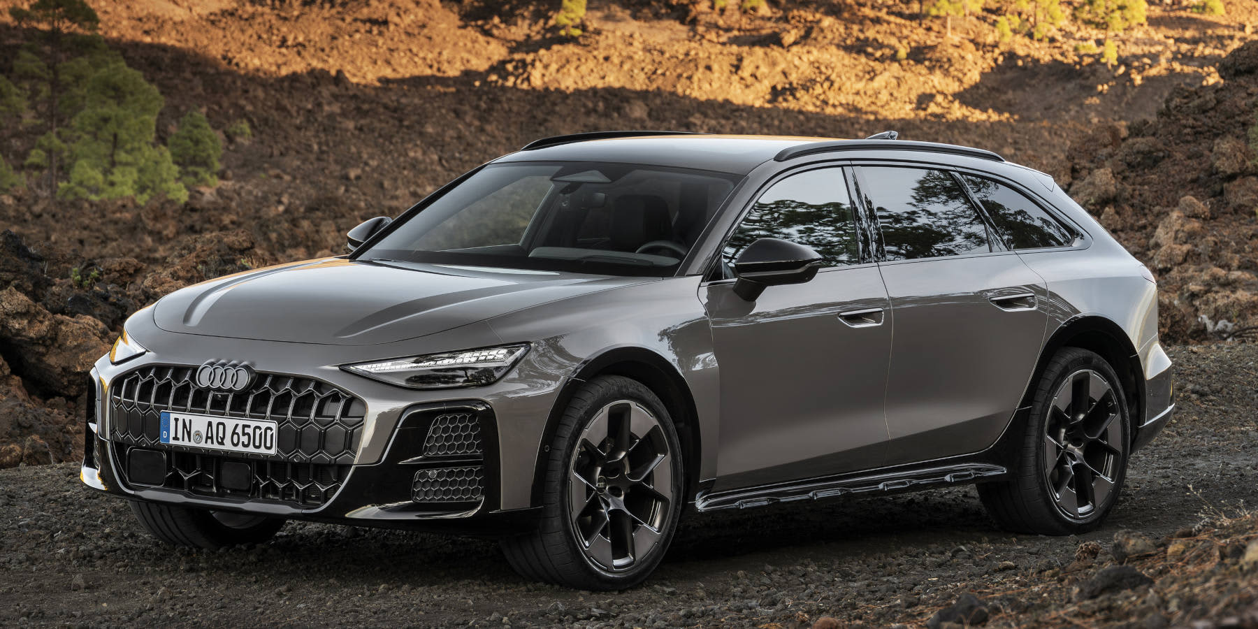 Ein grauer Audi A6 allroad steht in unwegsamem Gelände.