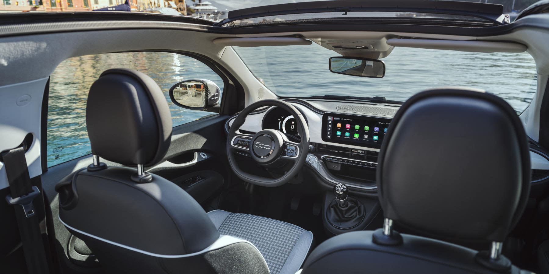 Fiat 500 Hybrid Dolcevita Innenraum Cockpit