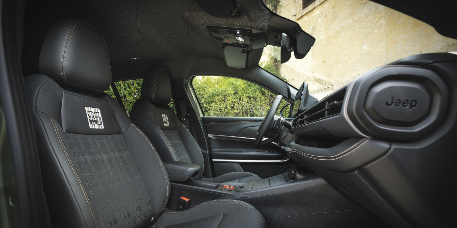 Jeep Avenger MJ27 Sonderedition Innenraum Sitze Blick von der Beifahrerseite