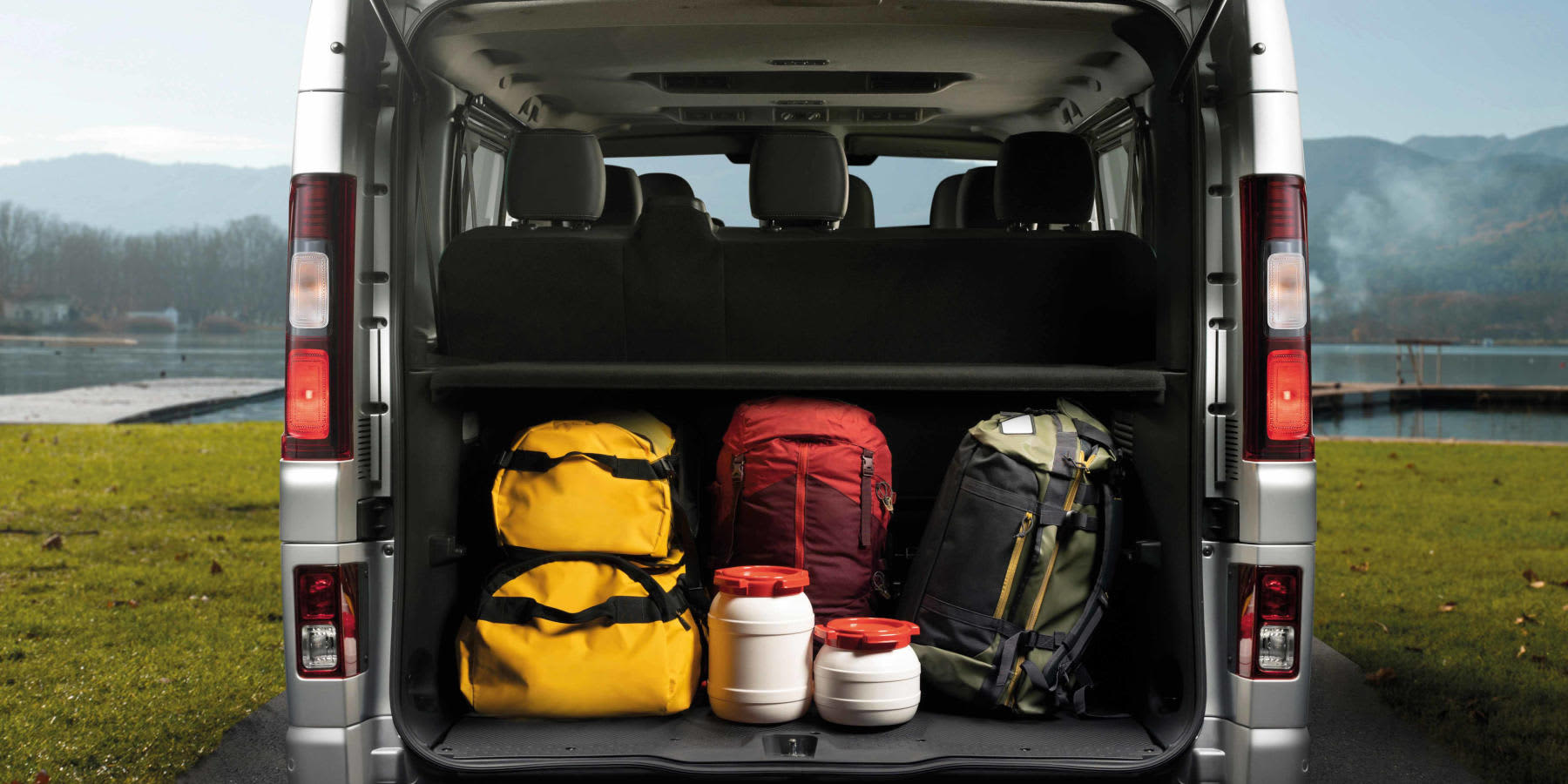 Nissan Primastar Kombi offene Heckklappe beladen