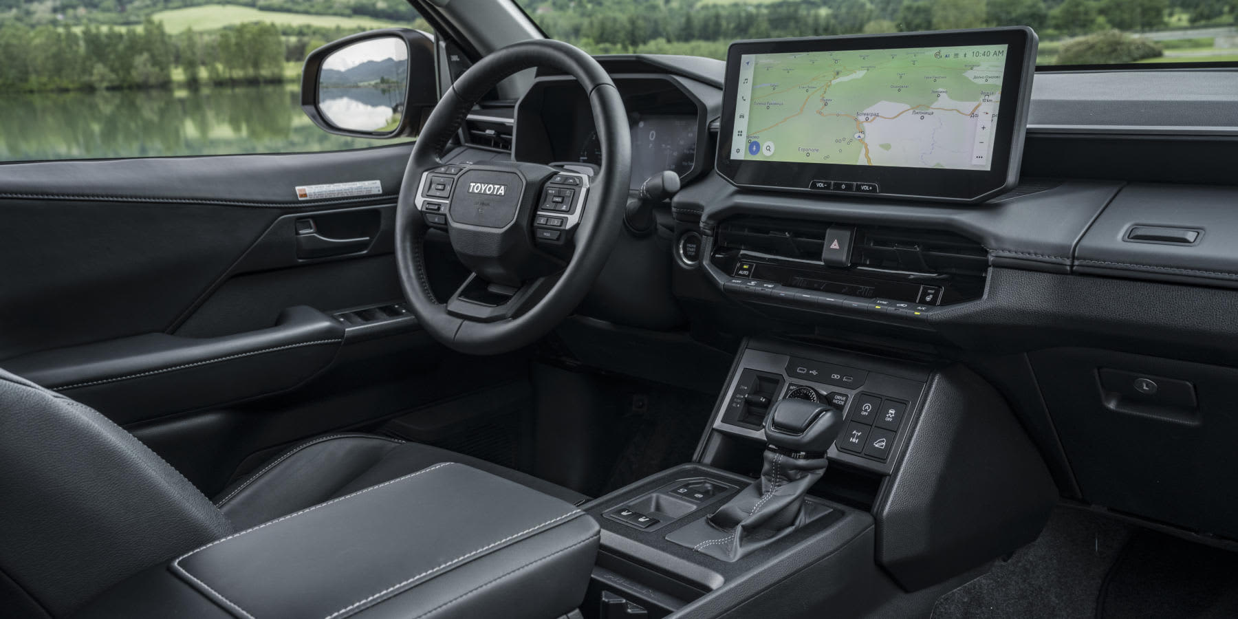 Toyota Hilux Innenraum Cockpit Blick nach vorne aufs Lenkrad